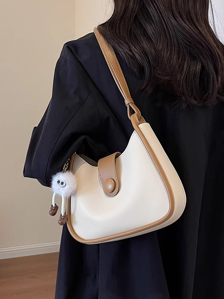 Những mẫu túi nhỏ phổ biến dành cho nữ năm nay 2025 là những mẫu túi đeo chéo đơn giản và đa năng, sản phẩm hot trên mạng, túi xách kiểu Hàn Quốc.