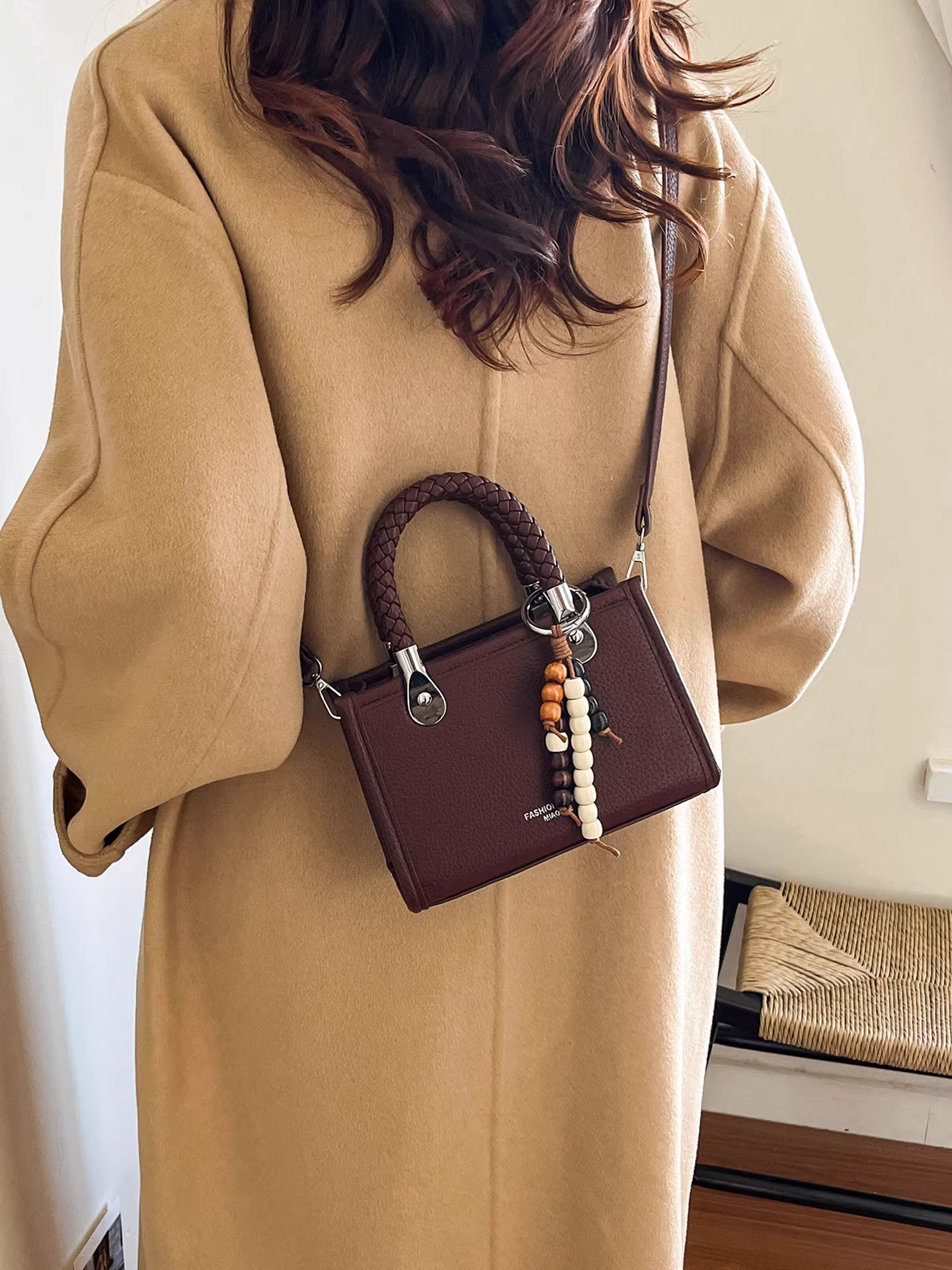 Túi nhỏ rất thời trang dành cho nữ, đa năng cho mùa thu đông, mẫu túi đeo chéo/vách vai retro mới năm 2025, túi vuông nhỏ cao cấp và hợp xu hướng.