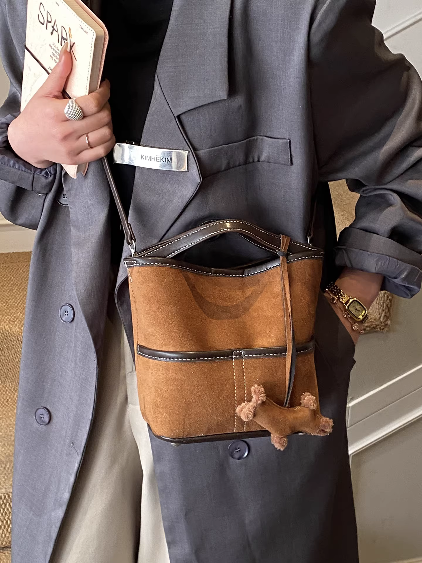 Những mẫu túi xách nữ được ưa chuộng nhất mùa thu đông năm nay là túi đeo chéo kiểu retro 2025 mới, chất liệu mờ, dành cho mẹ và con gái, túi xô siêu hot.