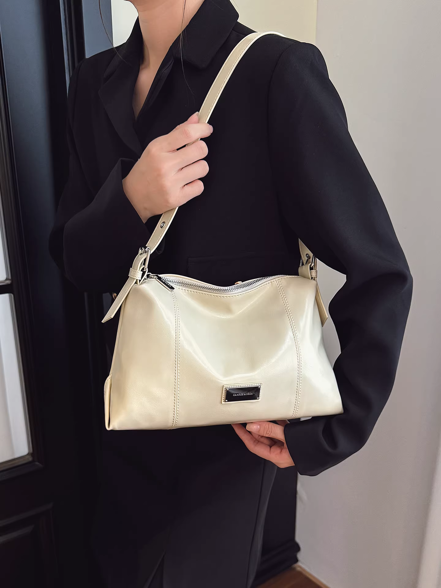 Những mẫu túi xách nữ được ưa chuộng năm nay là các mẫu mới năm 2025 dành cho mùa thu đông, túi đeo chéo đa năng và đơn giản, túi tote đi làm.