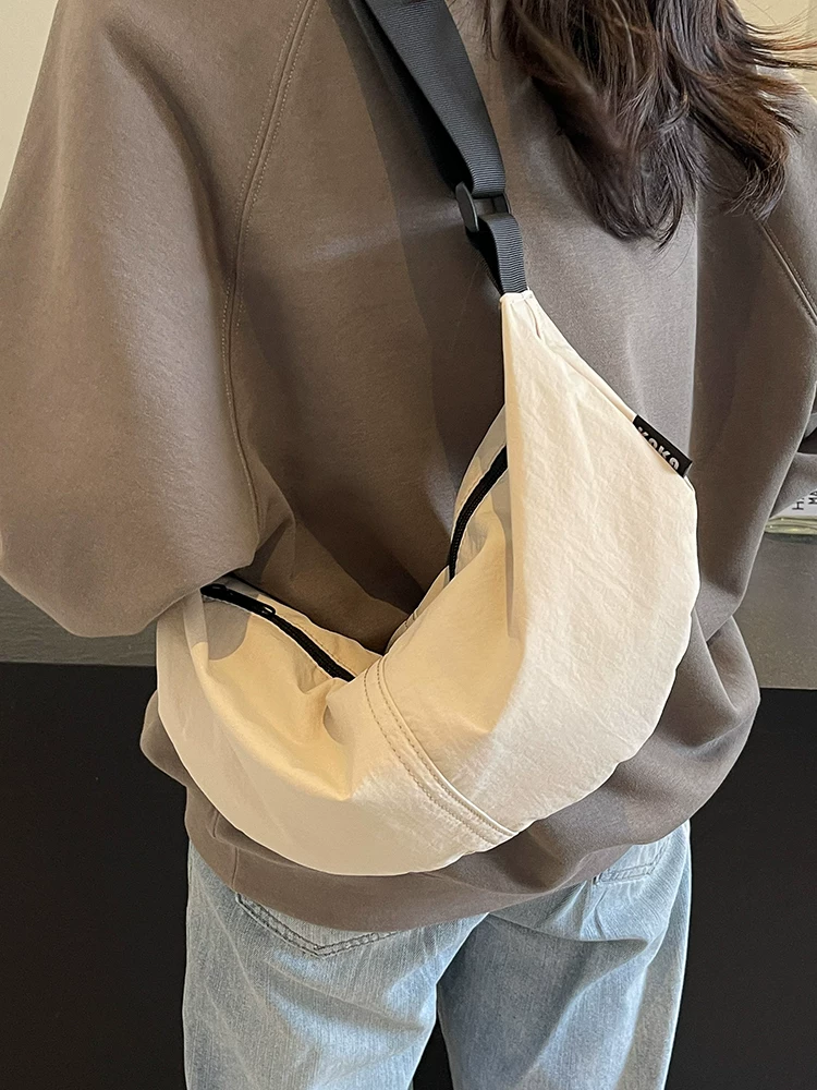 Túi vải bố cỡ lớn dành cho nữ, mẫu mới thời trang thu đông 2025, thiết kế độc đáo đeo chéo một bên vai, túi bánh bao đi làm.