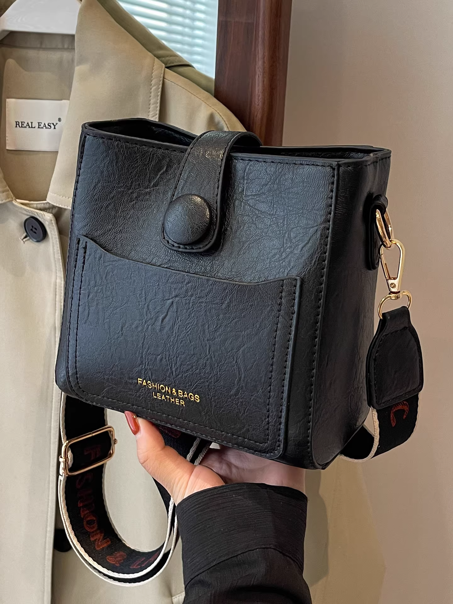 Những mẫu túi thời thượng được ưa chuộng năm nay dành cho nữ, thiết kế độc đáo phong cách casual mùa thu đông 2025, túi đeo chéo quai rộng, túi bucket.