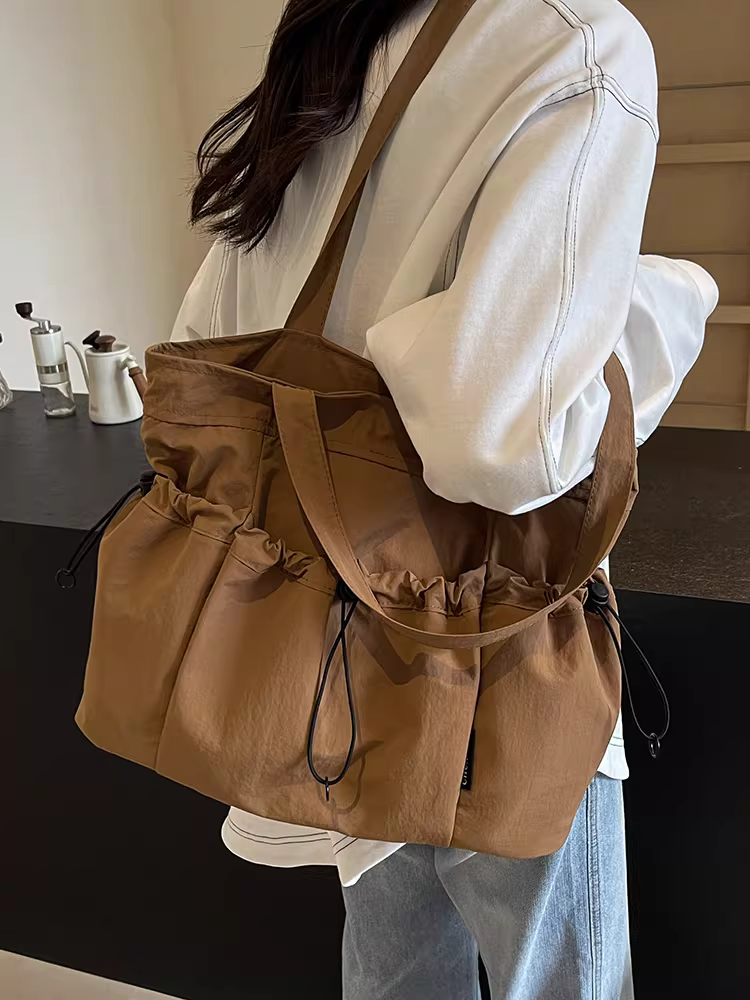 Túi tote vải bố cỡ lớn dành cho nữ, mẫu mới thu đông 2025, đa năng, phong cách giản dị, đeo vai, kiểu xếp ly, thích hợp cho sinh viên.