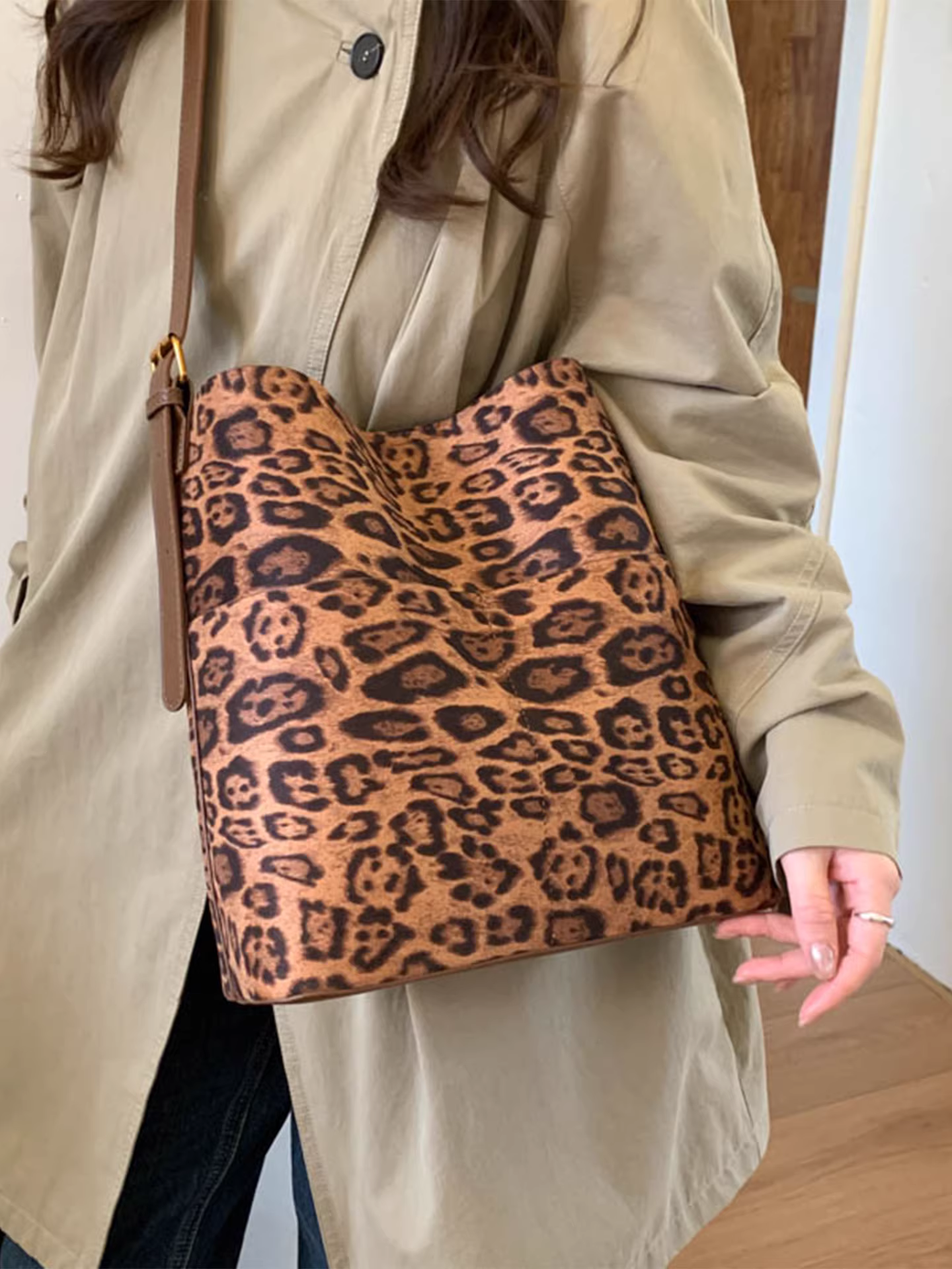 Túi da lộn họa tiết báo dành cho nữ, dung tích lớn, mẫu mới thu đông 2025, túi đeo chéo retro, túi đeo vai đi làm