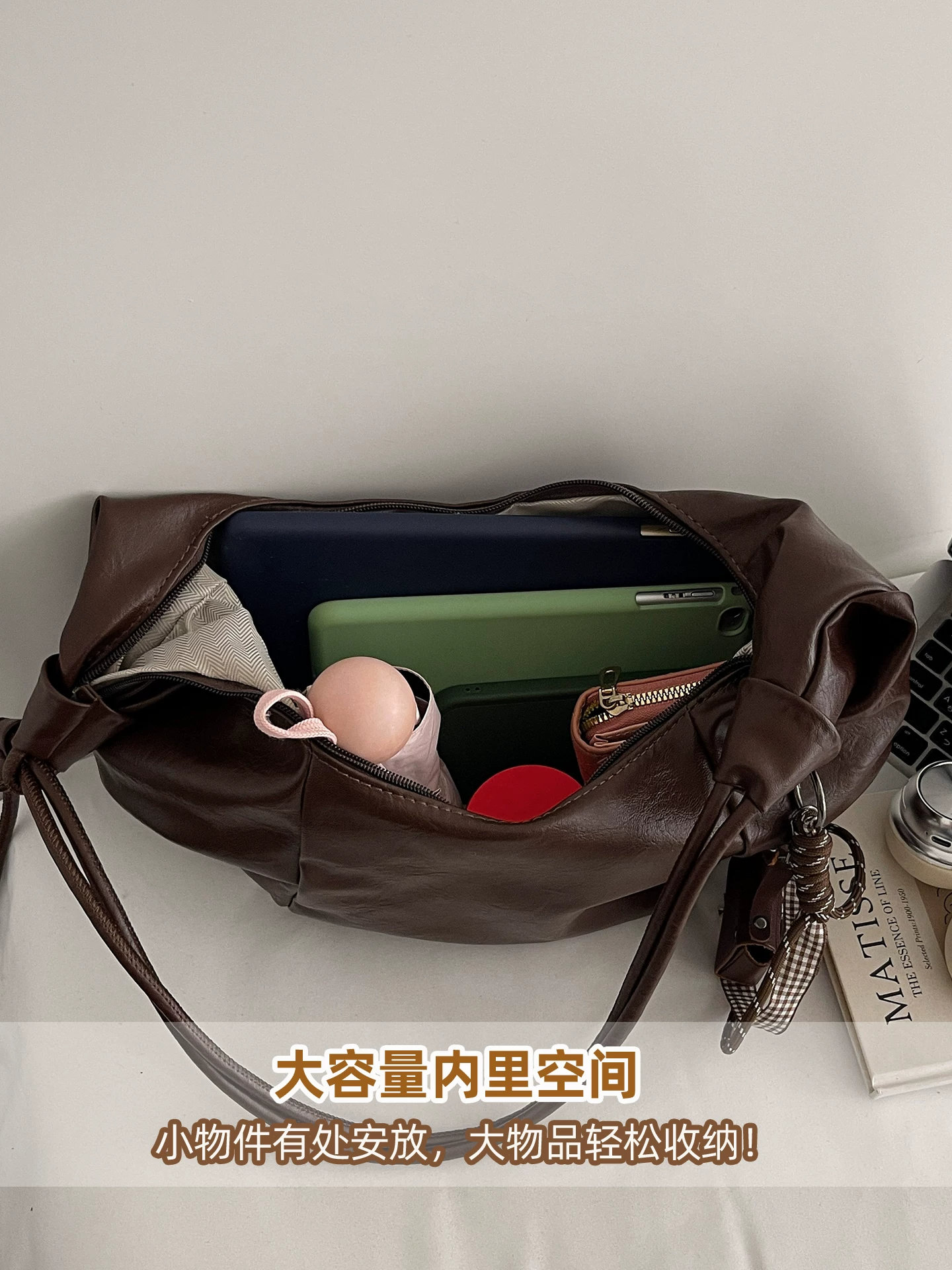 Túi xách thiết kế độc đáo dành cho nữ, dung tích lớn, mẫu mới thu đông 2025, kiểu dáng retro xếp ly, đeo chéo vai, túi bánh bao đi làm.