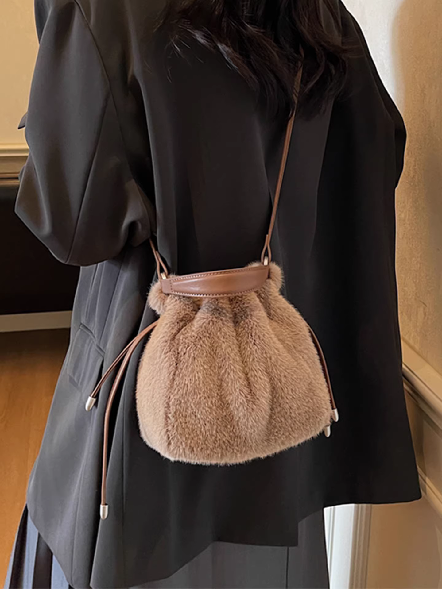 Túi xách lông mềm dành cho nữ, thiết kế độc đáo mùa thu đông 2025, túi đeo chéo lông xù, túi bucket đang thịnh hành năm nay.