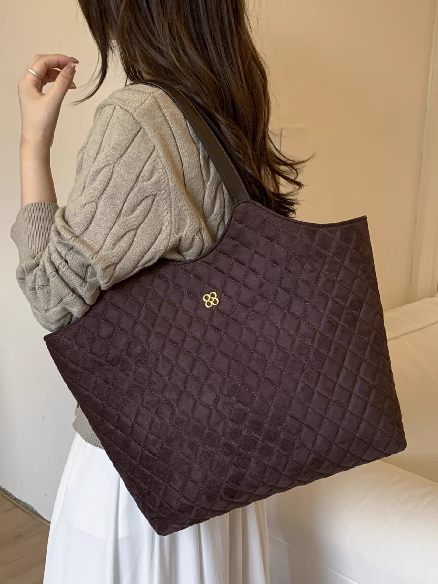 Túi da lộn nữ, dung tích lớn, mẫu mới thu đông 2025, kiểu dáng retro, đeo chéo, túi may chần, túi tote đi làm