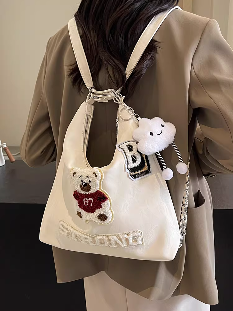 Ba lô nữ thiết kế độc đáo, túi đeo chéo hình gấu, mẫu túi mới 2025, túi đeo dây xích dành cho học sinh.