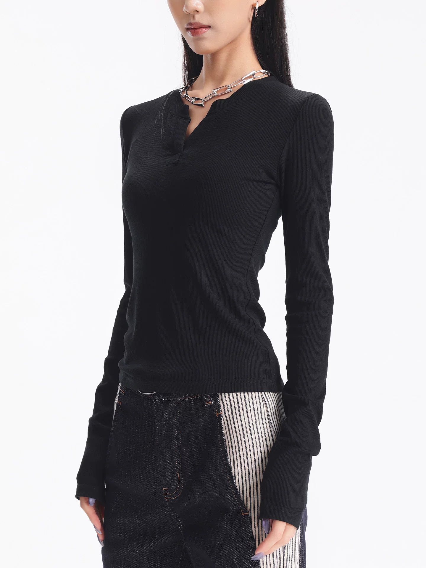 KEN STUDIO Áo dệt kim dài tay màu đen thu đông mới dành cho nữ với thiết kế cổ áo nửa hở, kiểu dáng ôm sát và áo bên trong giúp thon gọn