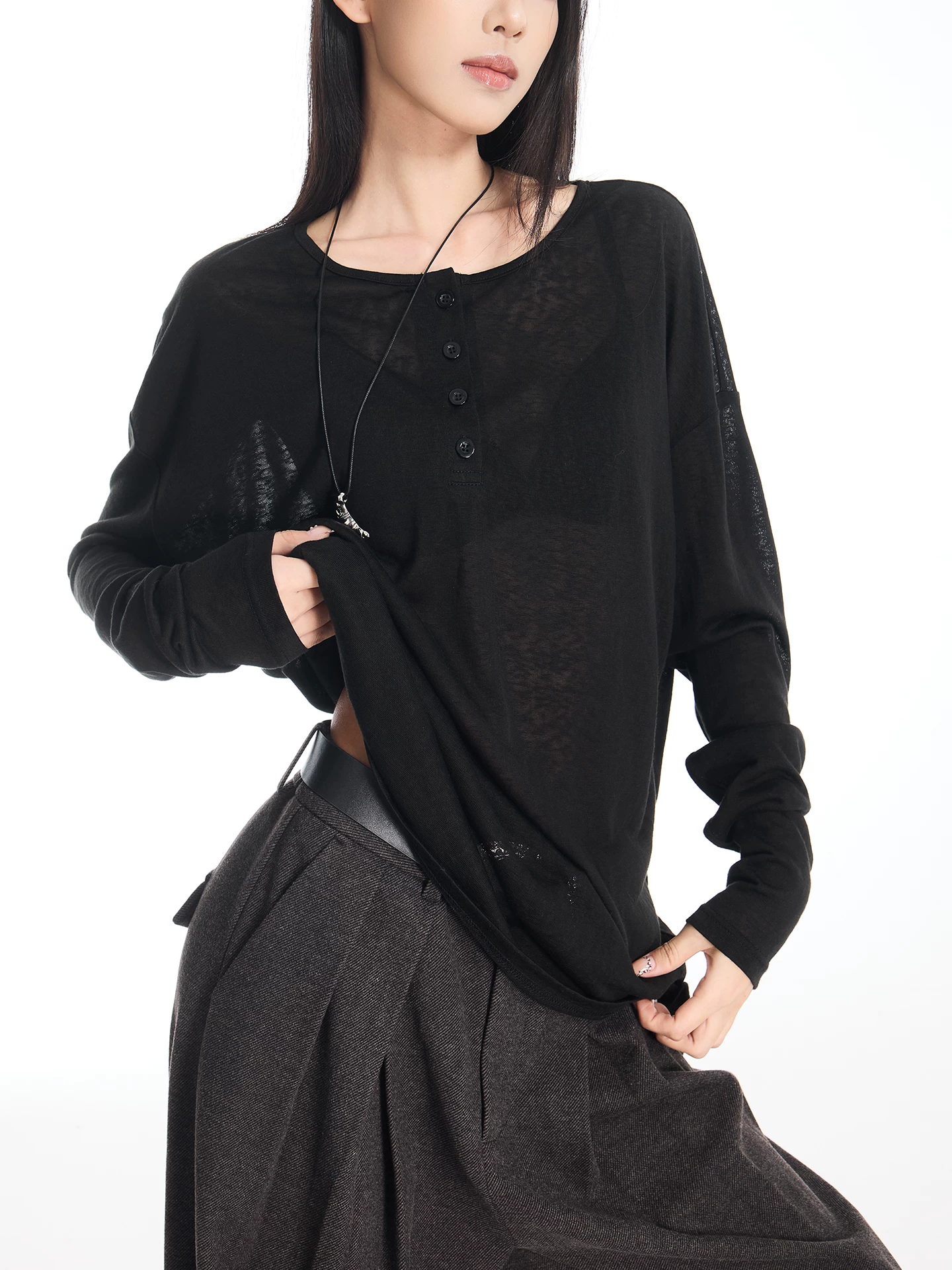 KEN STUDIO Xuân Thu Mới Màu Đen Cổ Henry Áo thun dài tay hơi lộn trộn Áo thun nữ dáng ôm vừa vặn Áo sơ mi cơ bản