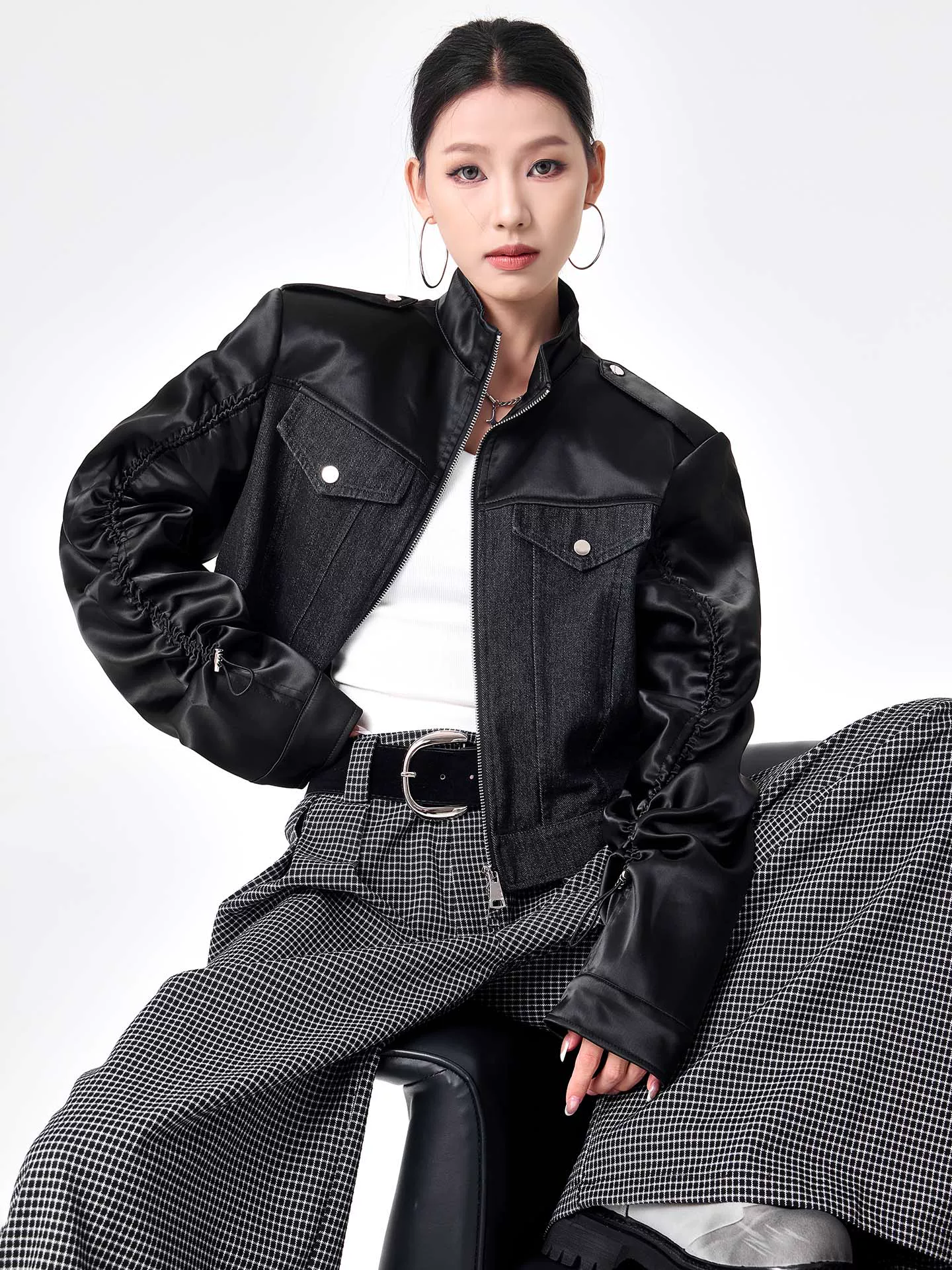 Áo khoác đen mùa thu đông mới của KEN STUDIO dành cho nữ với thiết kế nối denim, áo khoác ngắn dáng ôm giản dị