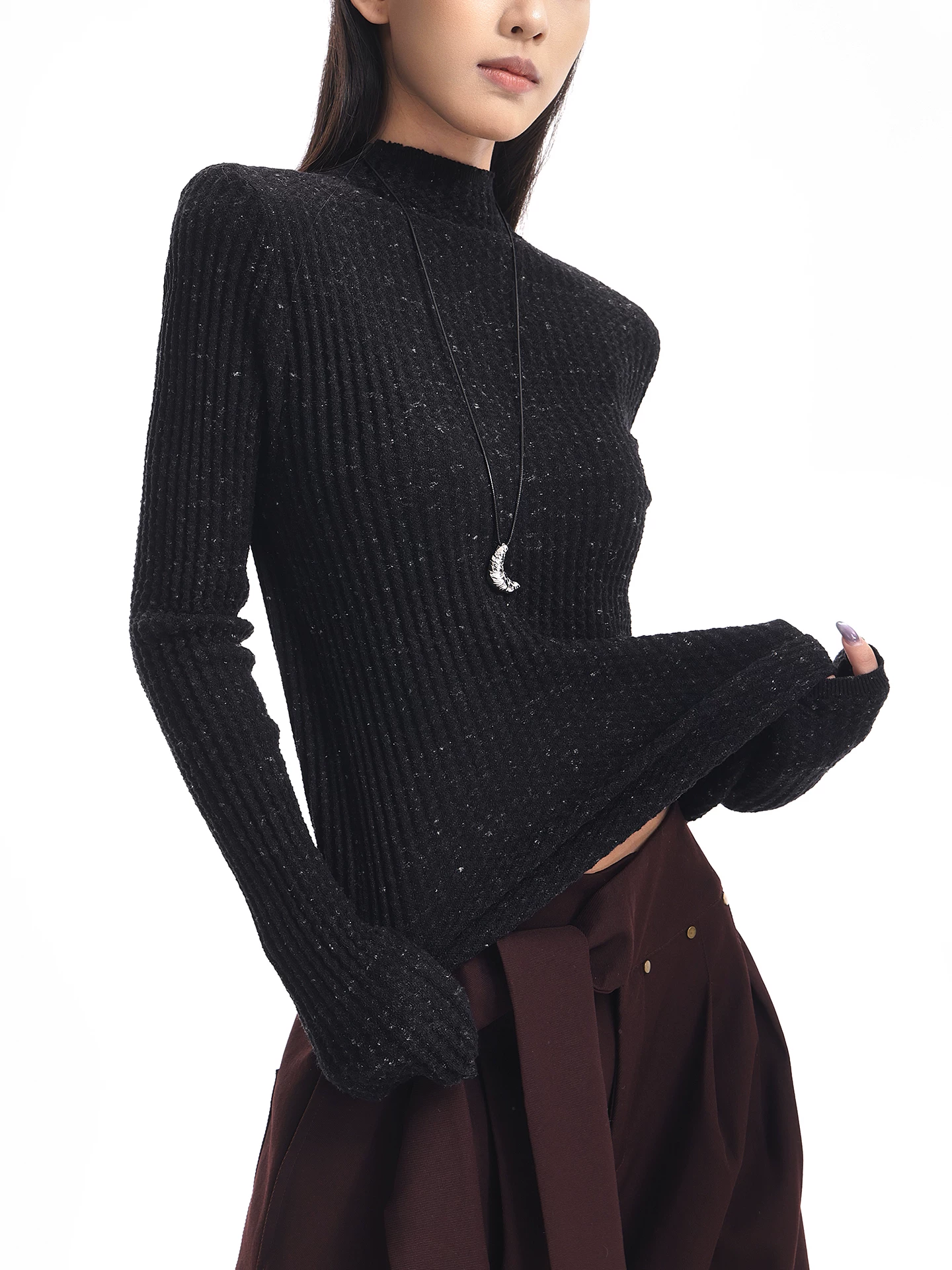 KEN STUDIO Áo len dài tay màu đen mới thu đông dành cho nữ với cổ cao nửa cổ có họa tiết và áo dệt kim bên trong vừa vặn