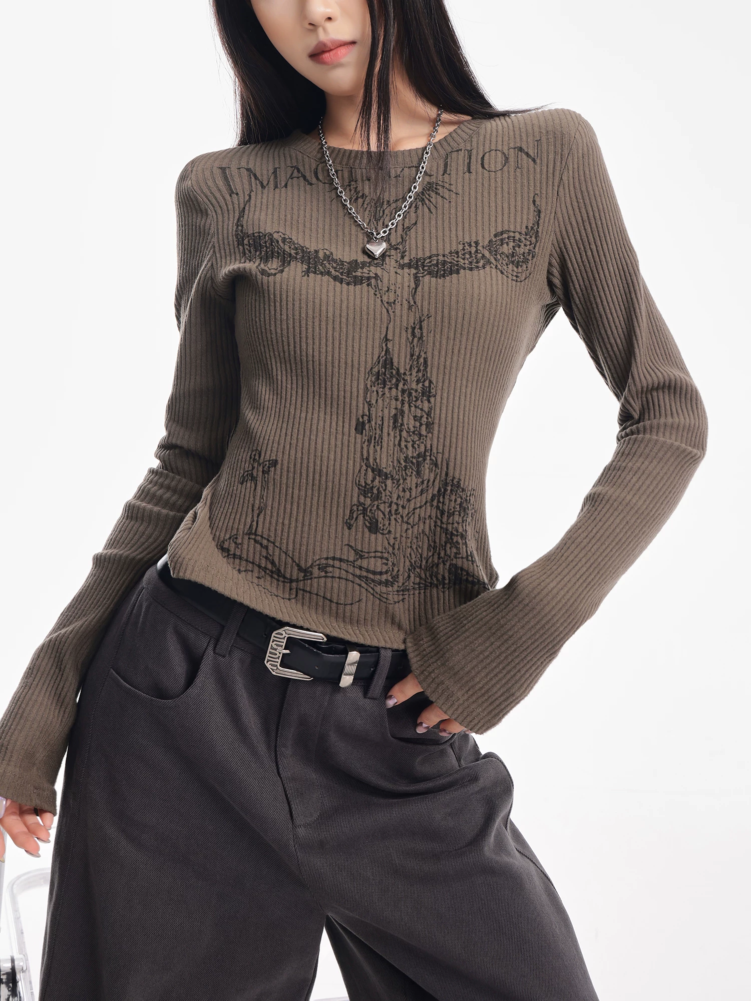 KEN STUDIO mùa thu đông mới màu xanh lá cây in hình áo dệt kim dài tay nữ cổ tròn ôm sát vai bên phải áo sơ mi đáy áo