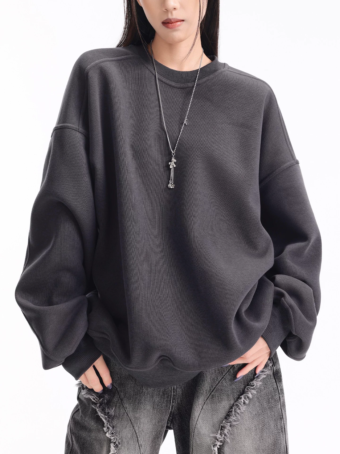 Áo len dài tay cổ tròn lót lông màu xám đậm mùa thu đông của KEN STUDIO dành cho nữ, dáng rộng và đa năng, áo chui đầu thông thường giúp giảm béo