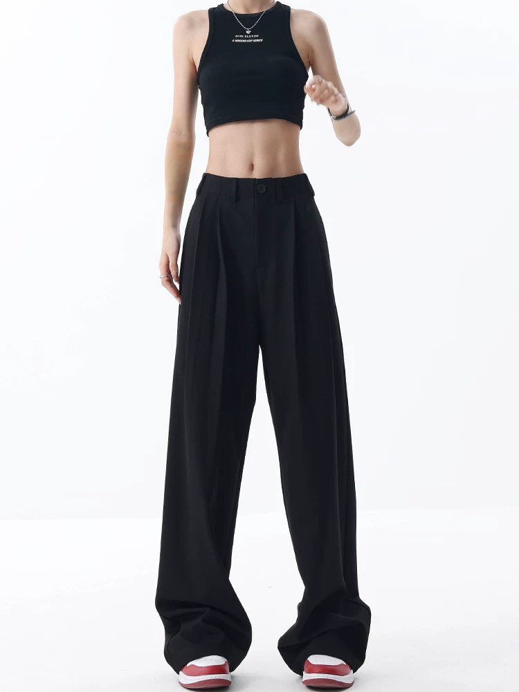 Quần vest đen thiết kế nguyên bản của KEN STUDIO dành cho nữ với kiểu xếp ly, quần ống rộng dáng rộng, thoải mái.