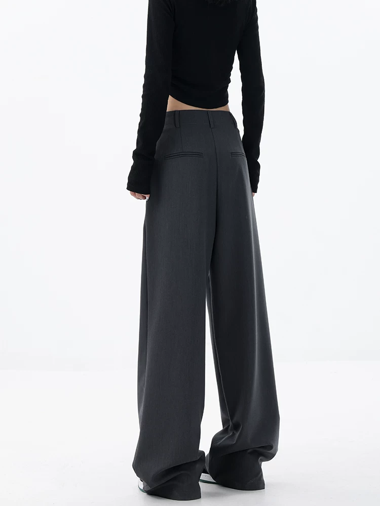 Quần âu dáng suông thiết kế độc đáo của KEN STUDIO dành cho nữ với thiết kế xếp ly, quần ống rộng tôn dáng.