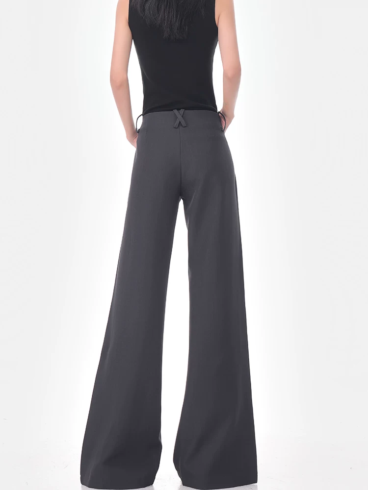 KEN STUDIO Xuân Thu Phong cách mới Quần âu ống loe màu xám đậm dành cho nữ, xếp nếp, thon gọn, quần ống rộng đa năng, quần dài ngang sàn