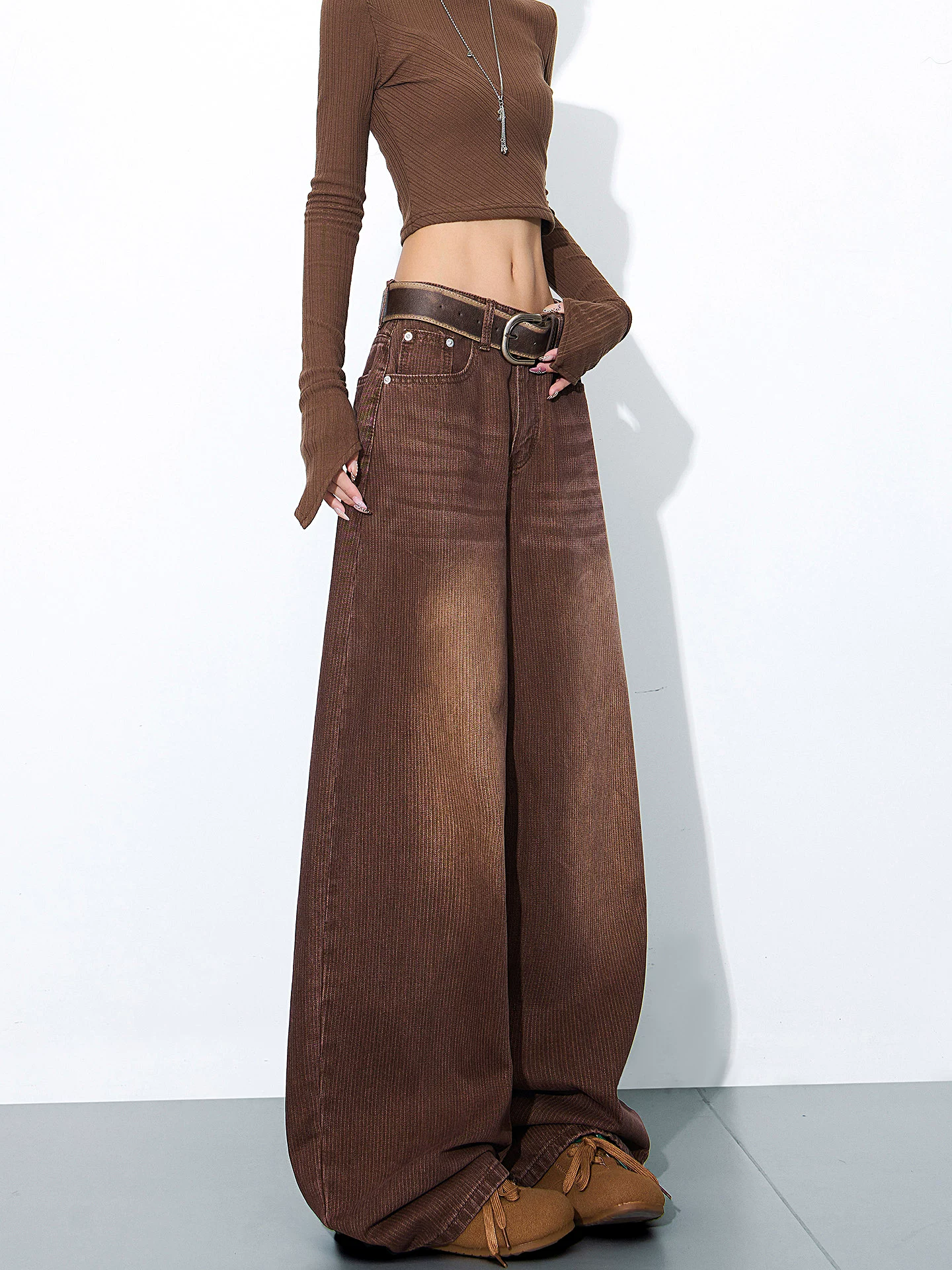 Quần jean màu cà phê cổ điển lót lông cừu mùa thu đông của KEN STUDIO dành cho nữ, quần cạp cao, dáng ôm, quần ống rộng.