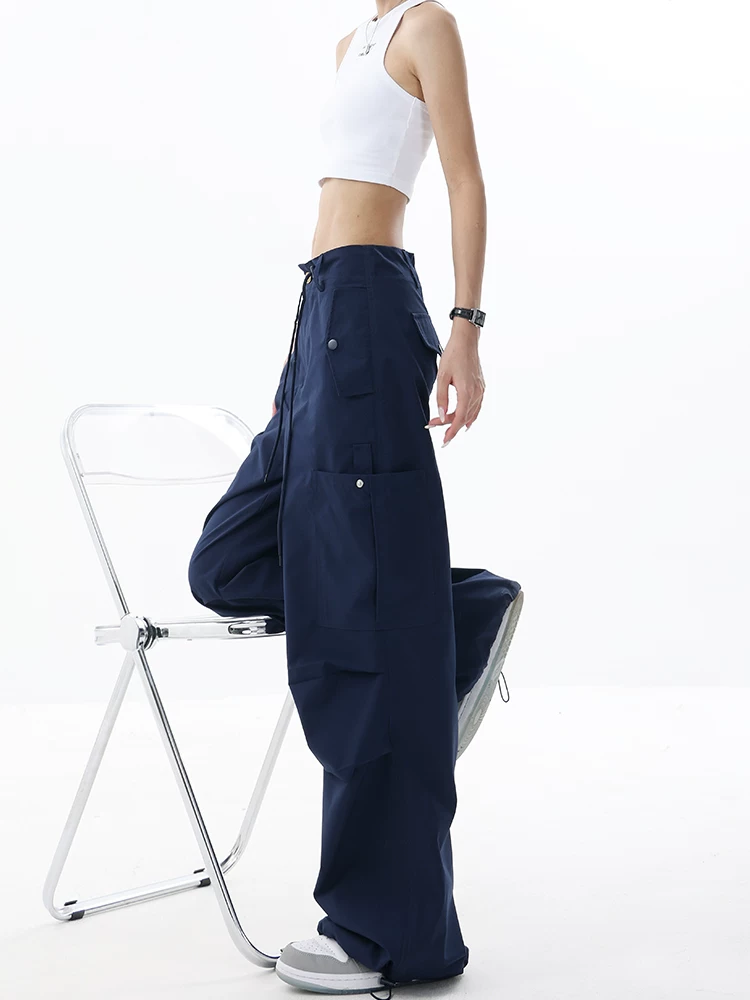 KEN STUDIO Quần cargo màu đen mùa hè mới dành cho nữ có túi xếp ly lớn, quần ống rộng tôn dáng sành điệu