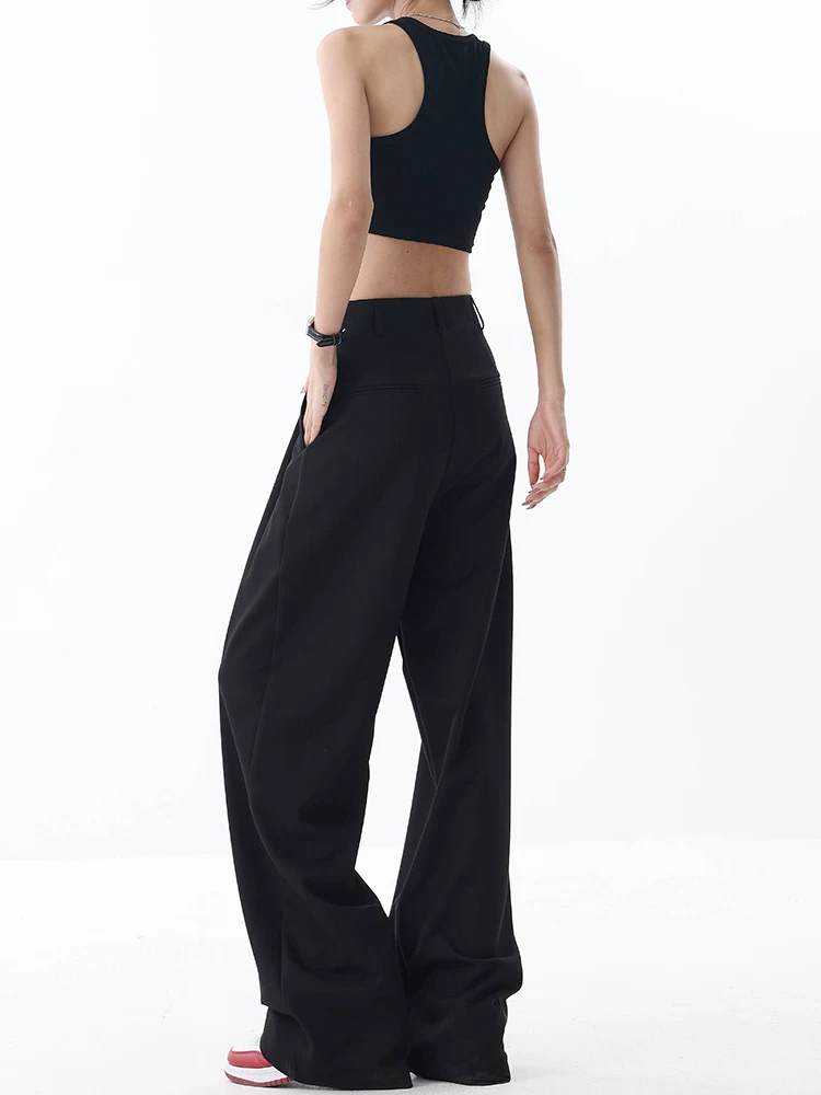 Quần vest đen thiết kế nguyên bản của KEN STUDIO dành cho nữ với kiểu xếp ly, quần ống rộng dáng rộng, thoải mái.