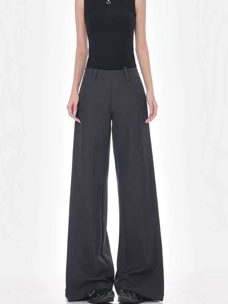 KEN STUDIO Xuân Thu Phong cách mới Quần âu ống loe màu xám đậm dành cho nữ, xếp nếp, thon gọn, quần ống rộng đa năng, quần dài ngang sàn