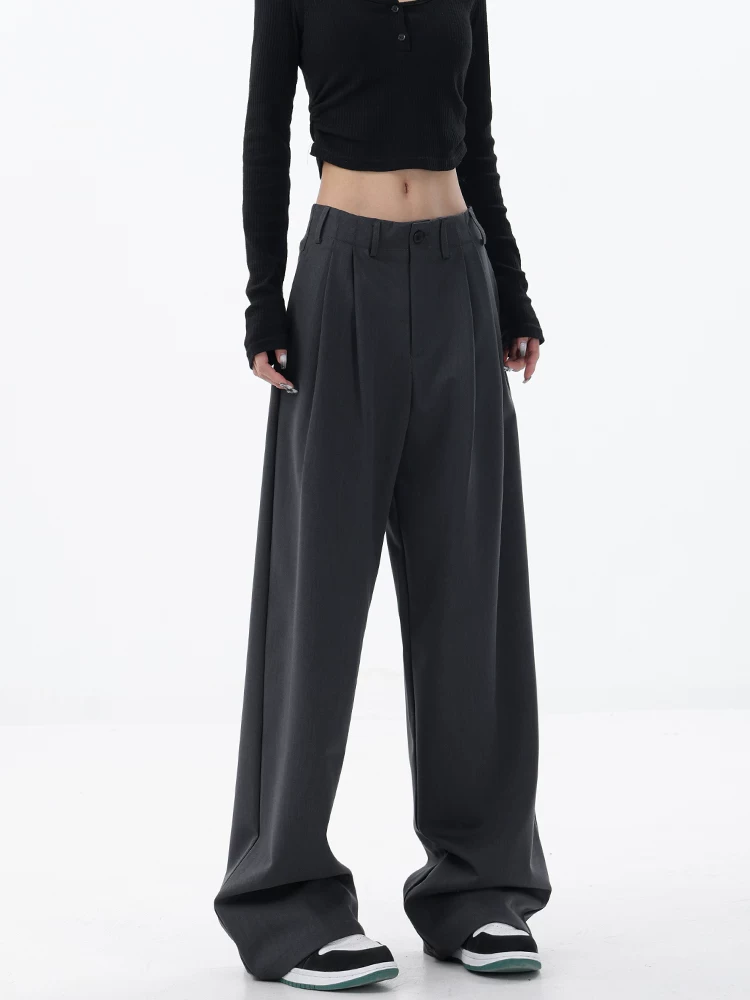 Quần âu dáng suông thiết kế độc đáo của KEN STUDIO dành cho nữ với thiết kế xếp ly, quần ống rộng tôn dáng.