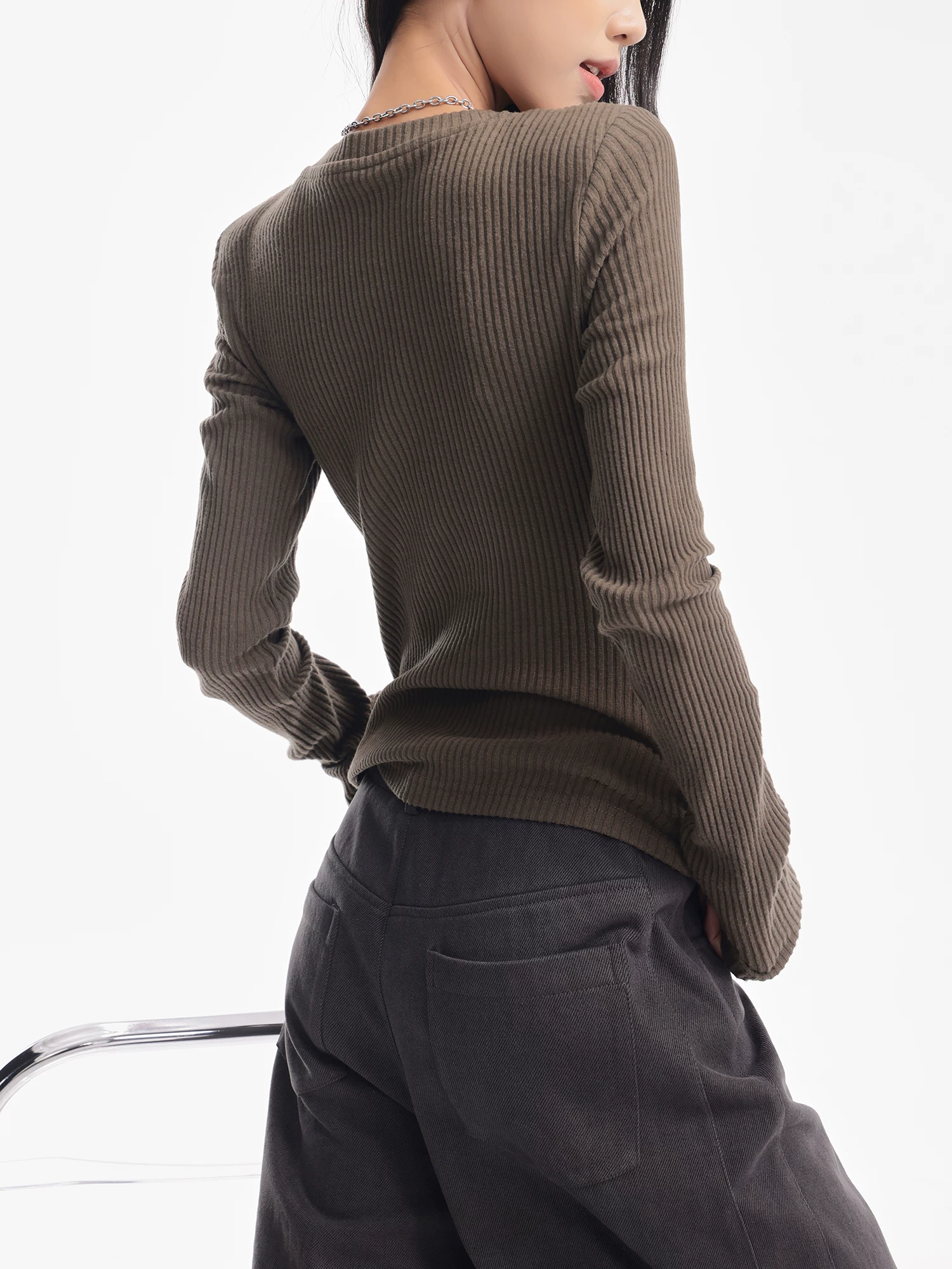 KEN STUDIO mùa thu đông mới màu xanh lá cây in hình áo dệt kim dài tay nữ cổ tròn ôm sát vai bên phải áo sơ mi đáy áo