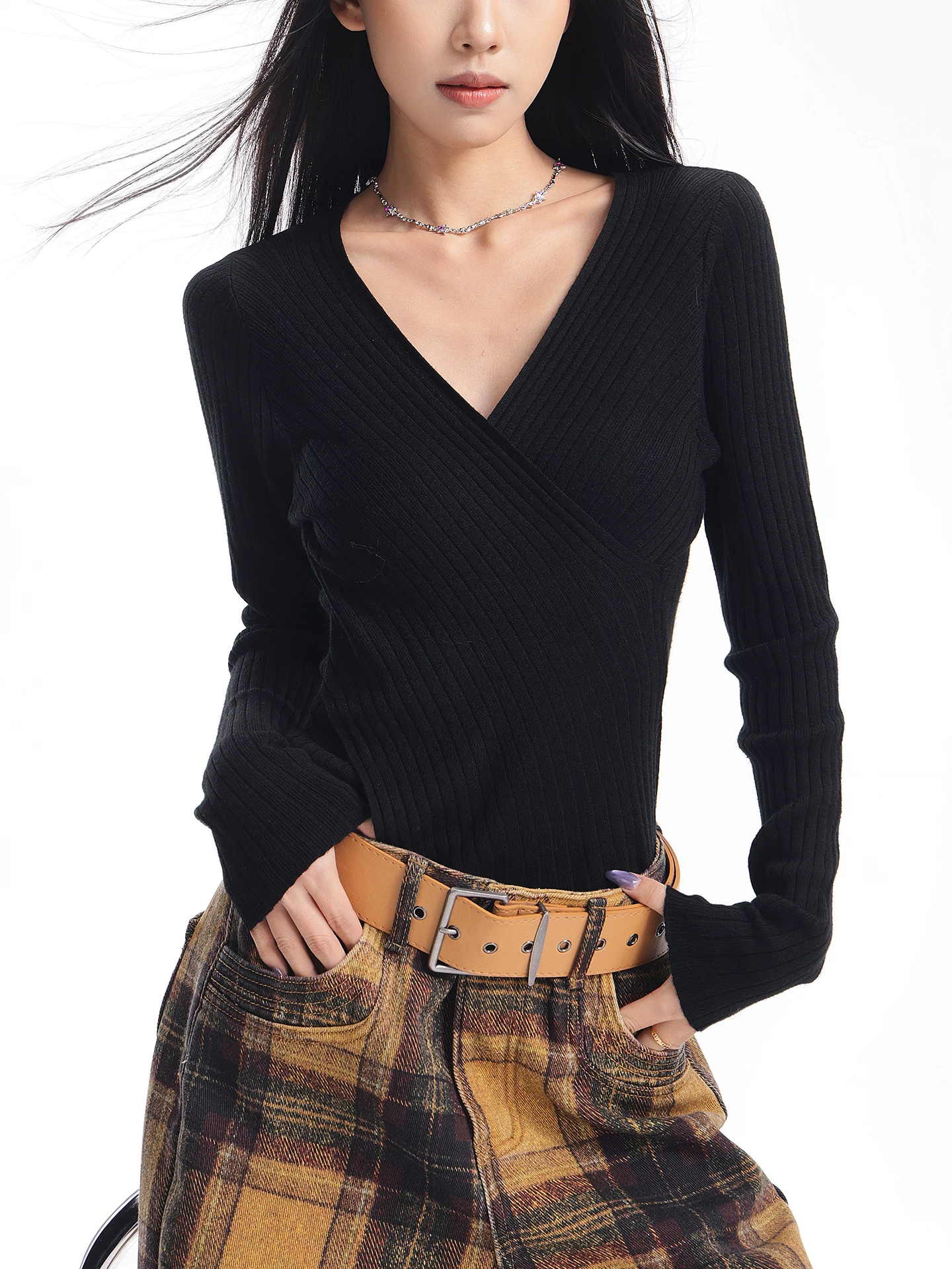 KEN STUDIO Áo dệt kim dài tay màu đen thu đông mới dành cho nữ, cổ chữ V, ôm vừa vặn, áo lót đa năng, áo bên trong