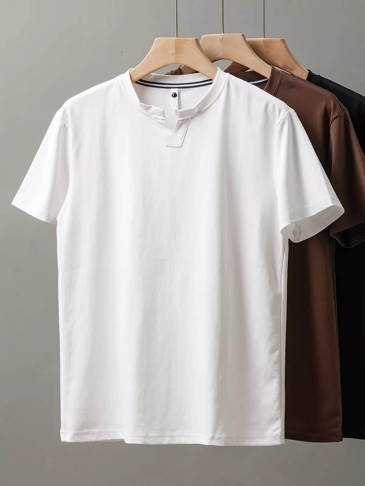 Áo thun nam tay ngắn cổ V chất liệu lụa đá mát mẻ, thiết kế độc đáo mùa hè 2024, màu trắng tinh khiết, kiểu nửa tay.