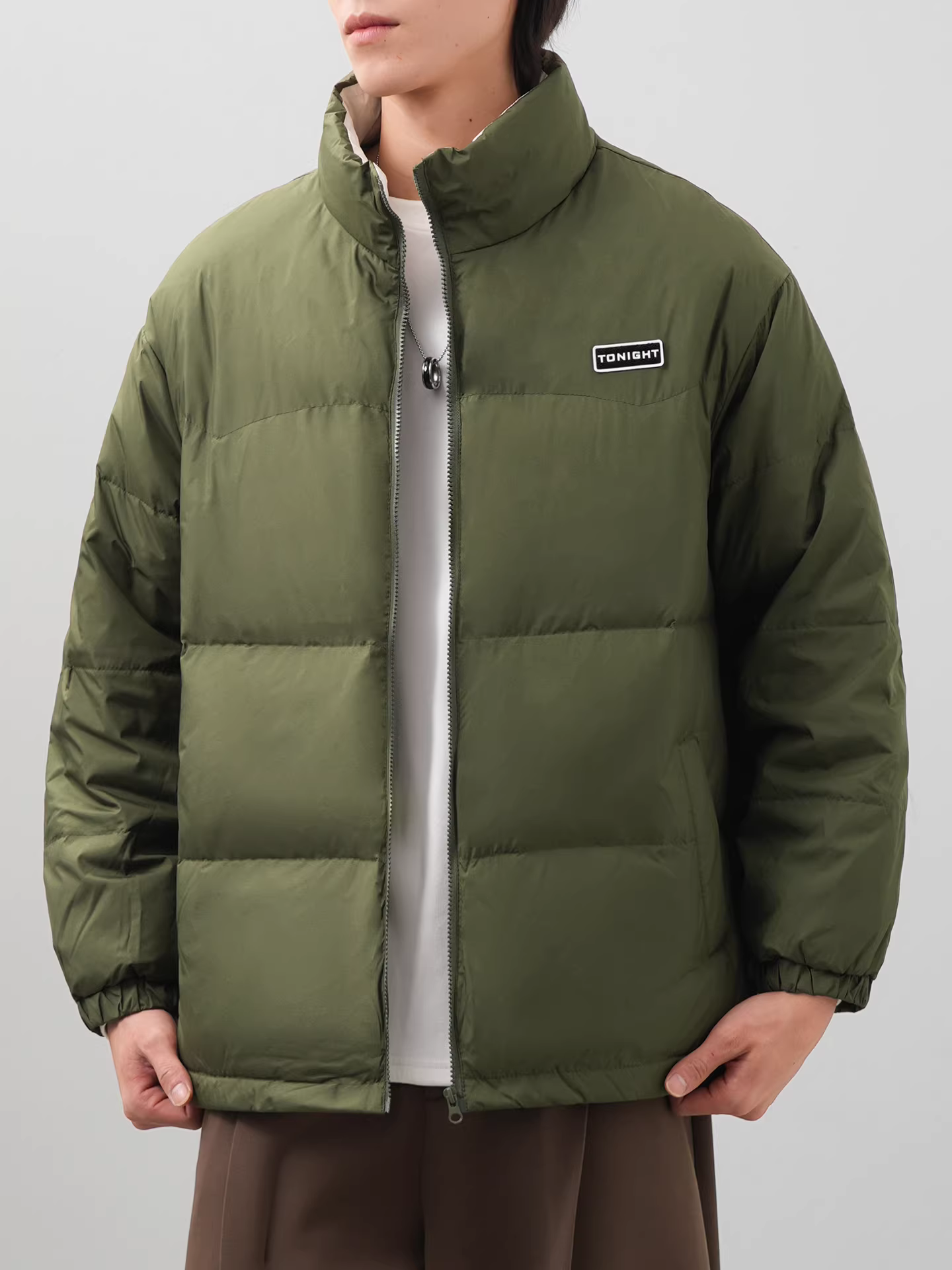 Áo khoác nam mùa đông với 90% lông vịt trắng, dày dặn giữ ấm, kiểu dáng ngắn chống thấm ba lớp với cổ đứng.