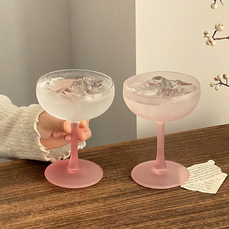 Ly thủy tinh cao màu hồng mờ cao cấp, ly cocktail sáng tạo dùng trong nhà, ly rượu sâm banh với thiết kế tinh tế, ly rượu vang hơi nghiêng.