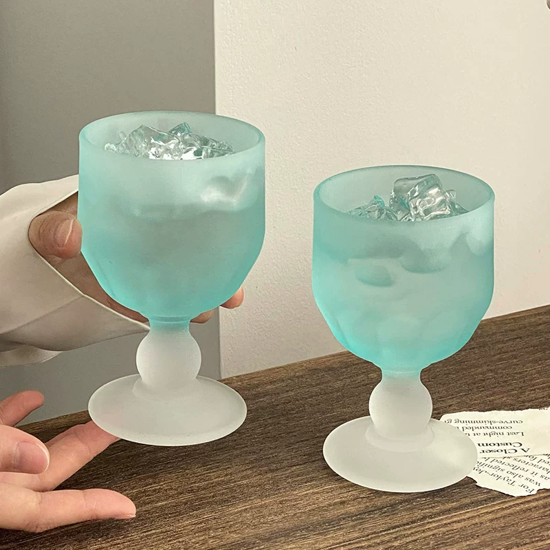 Ly rượu vang cao, cá nhân hóa và sáng tạo với thiết kế độc đáo và vẻ đẹp thẩm mỹ cao, ly rượu whisky và ly rượu vang bằng thủy tinh mờ màu xanh.