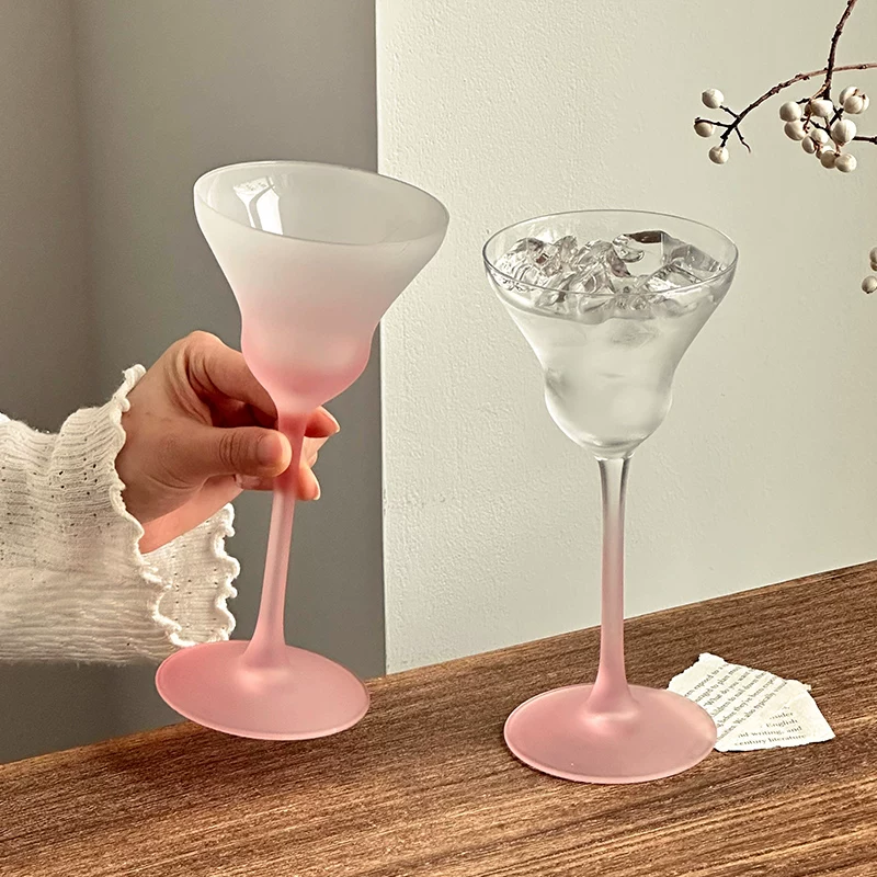 Ly cocktail màu hồng cao cấp với thiết kế sáng tạo và độc đáo, được các cô gái yêu thích, ly cocktail đặc biệt có chân cao.
