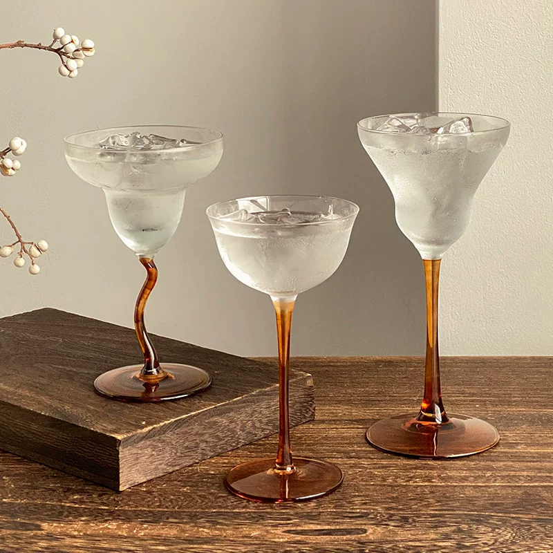 Ly cocktail màu cà phê độc đáo, ly rượu sâm banh lấp lánh, đồ uống đặc biệt sáng tạo hơi say, ly margarita chân cong, ly cao.