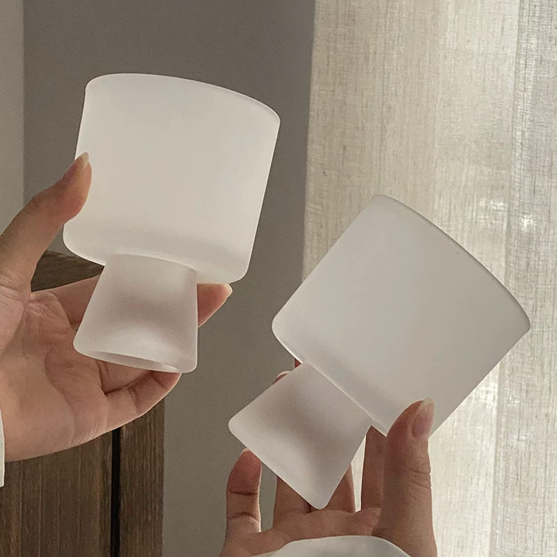 Ly hình nón thủy tinh mờ độc đáo, mang lại cảm giác cao cấp cho đồ uống lạnh, kem, tráng miệng và nước.