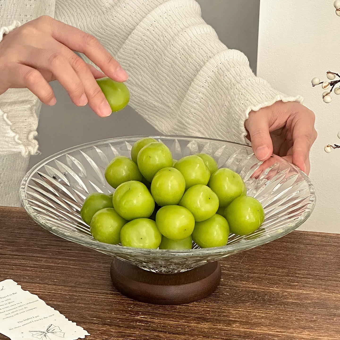 Đĩa trái cây thủy tinh sang trọng nhẹ nhàng với họa tiết lá, mang lại cảm giác tinh tế và cao cấp, đĩa đựng trái cây khô dùng trong gia đình, đĩa trưng bày đồ ăn nhẹ trong phòng khách, đĩa đựng kẹo.