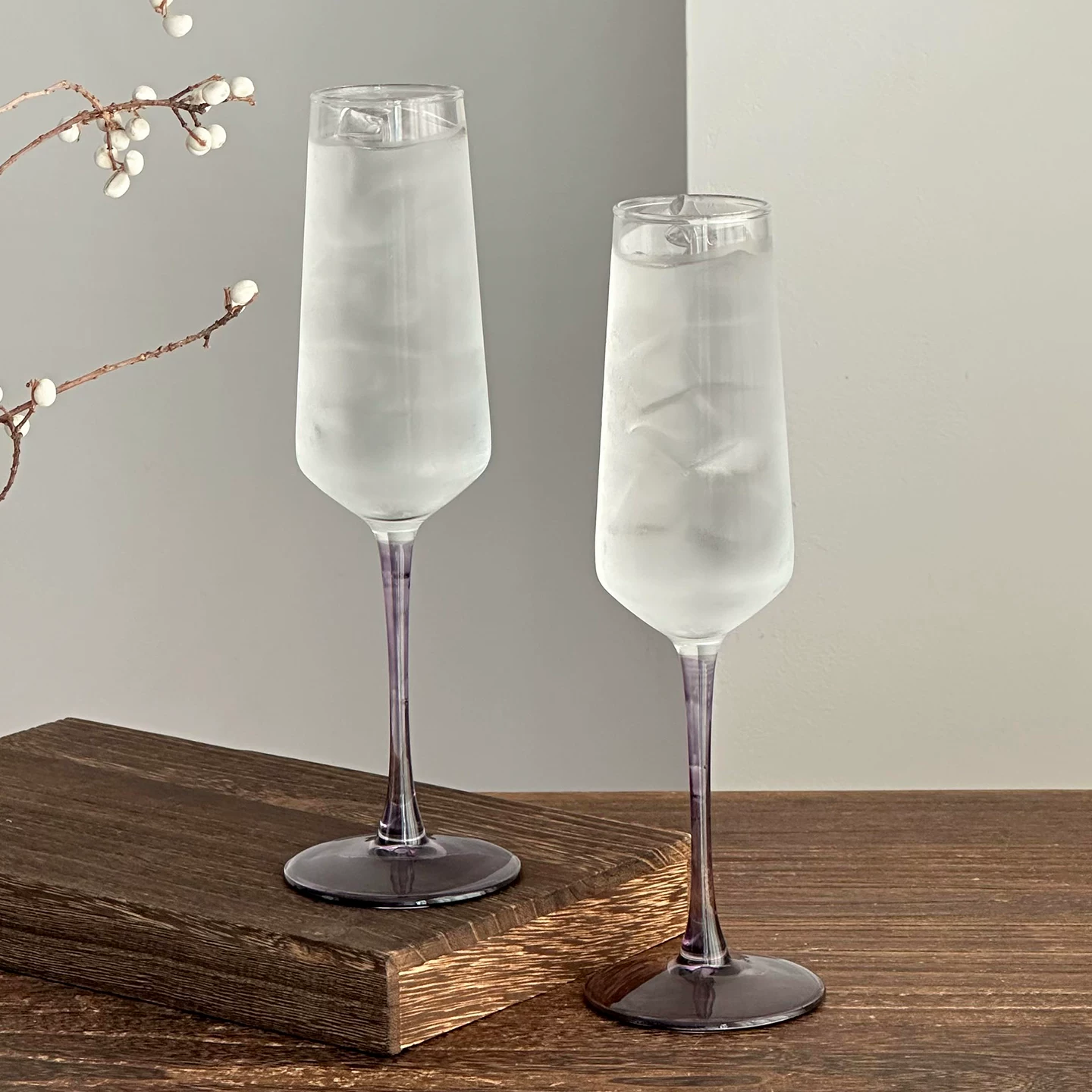 Ly thủy tinh cao màu tím chất lượng cao với thiết kế độc đáo, thích hợp cho cocktail, rượu vang có ga và rượu sâm banh.