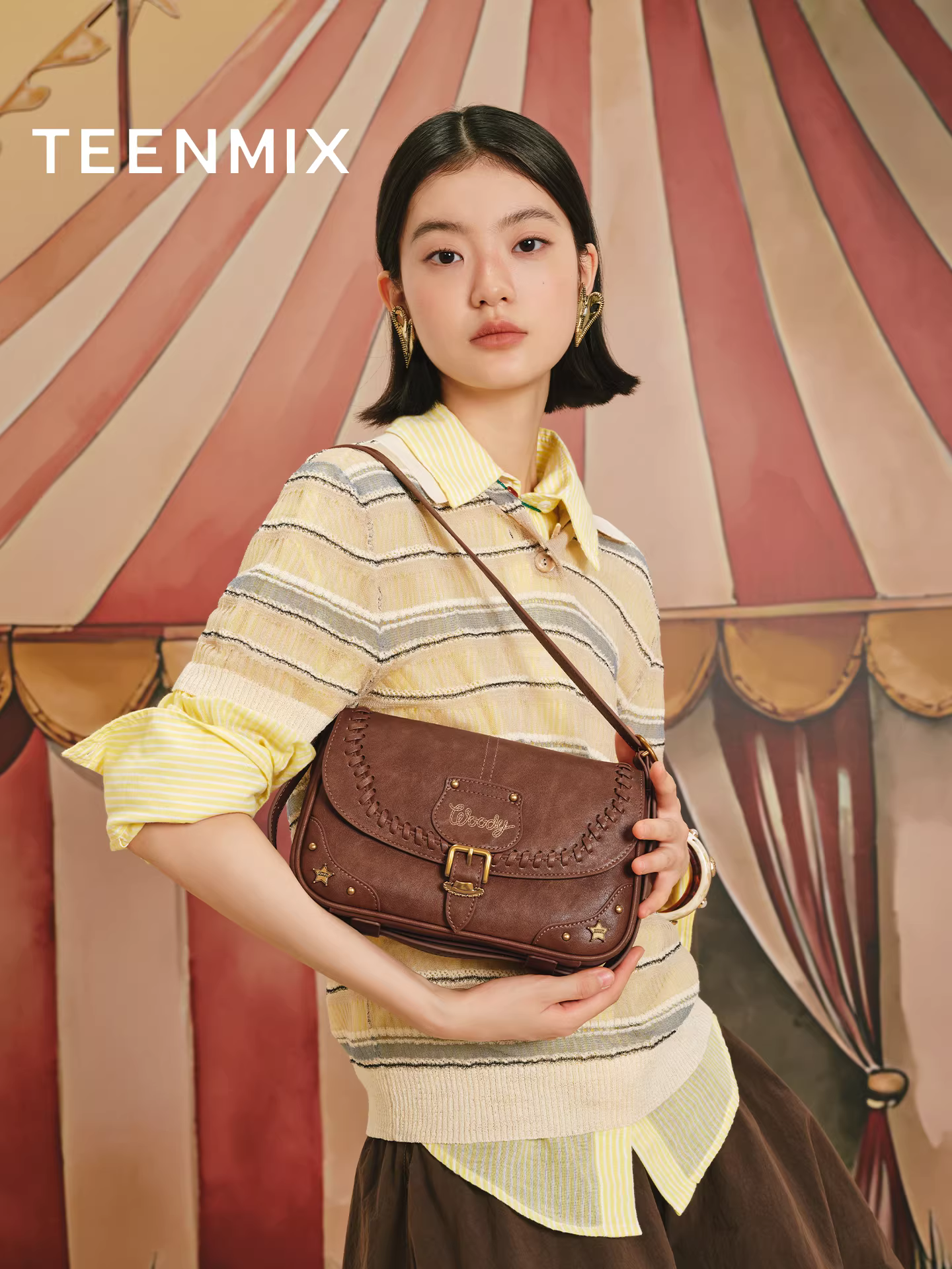 Túi đeo chéo nhỏ hình vuông Woody phiên bản phối hợp thương hiệu Tianmeiyi Toy Story, mẫu mới thu 2025 dành cho nữ