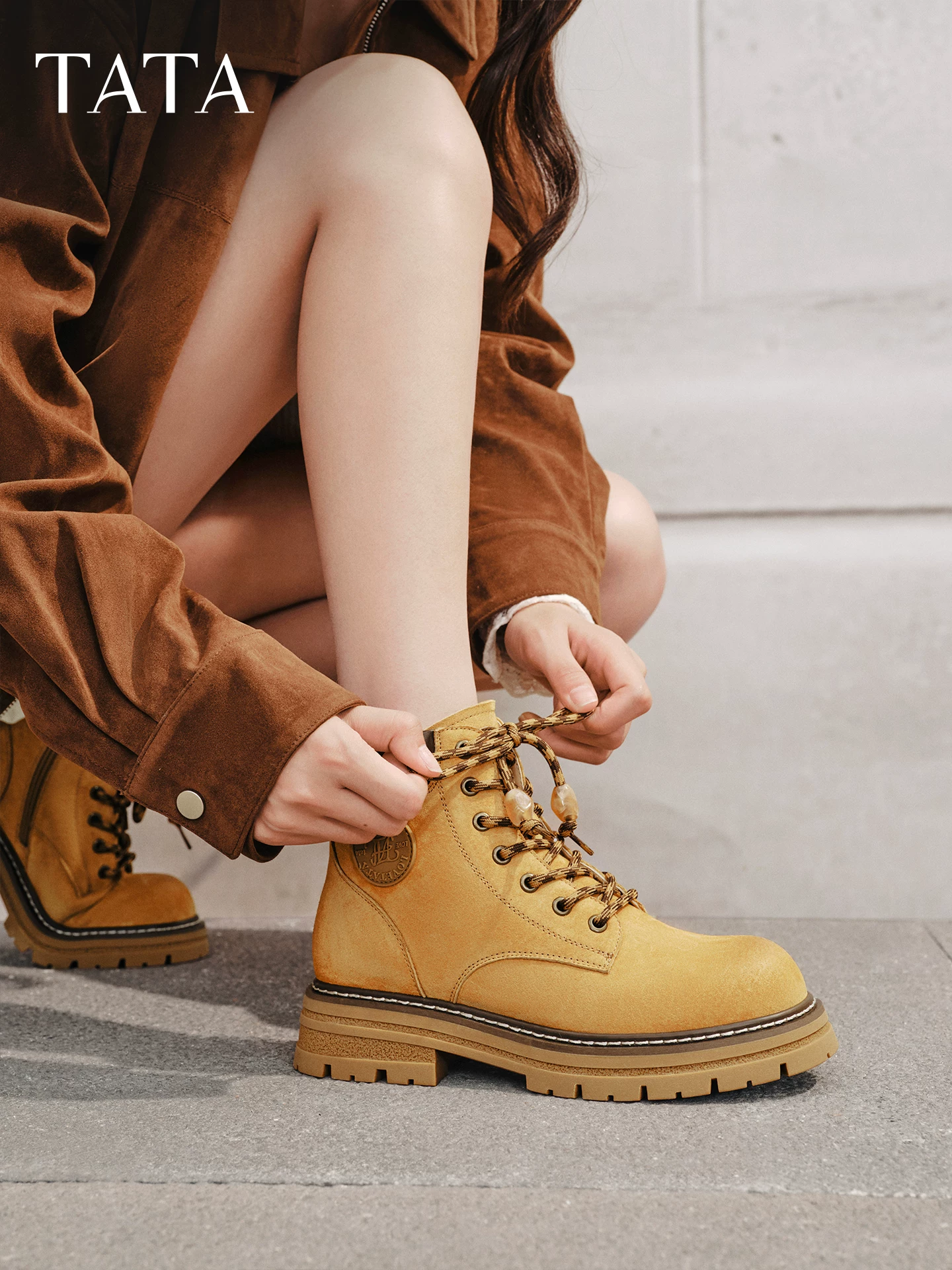 Giày bốt TATA Western Boots Giày bốt nữ màu vàng cổ điển Da thật Giày đi bộ đường dài đa năng Giày bốt ngắn CG701DD5