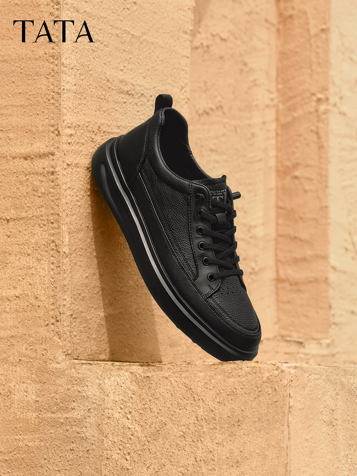Giày nam TATA 2025 giày thể thao mùa đông nam đơn giản đa năng màu đen mẫu mới VNN01CM5