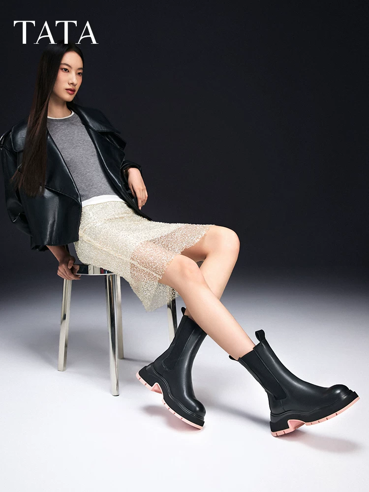 Giày bốt Chelsea màu đen Tata đế dày và lót lông cừu dành cho nữ, bốt ngắn mùa đông WJZ02DZ4