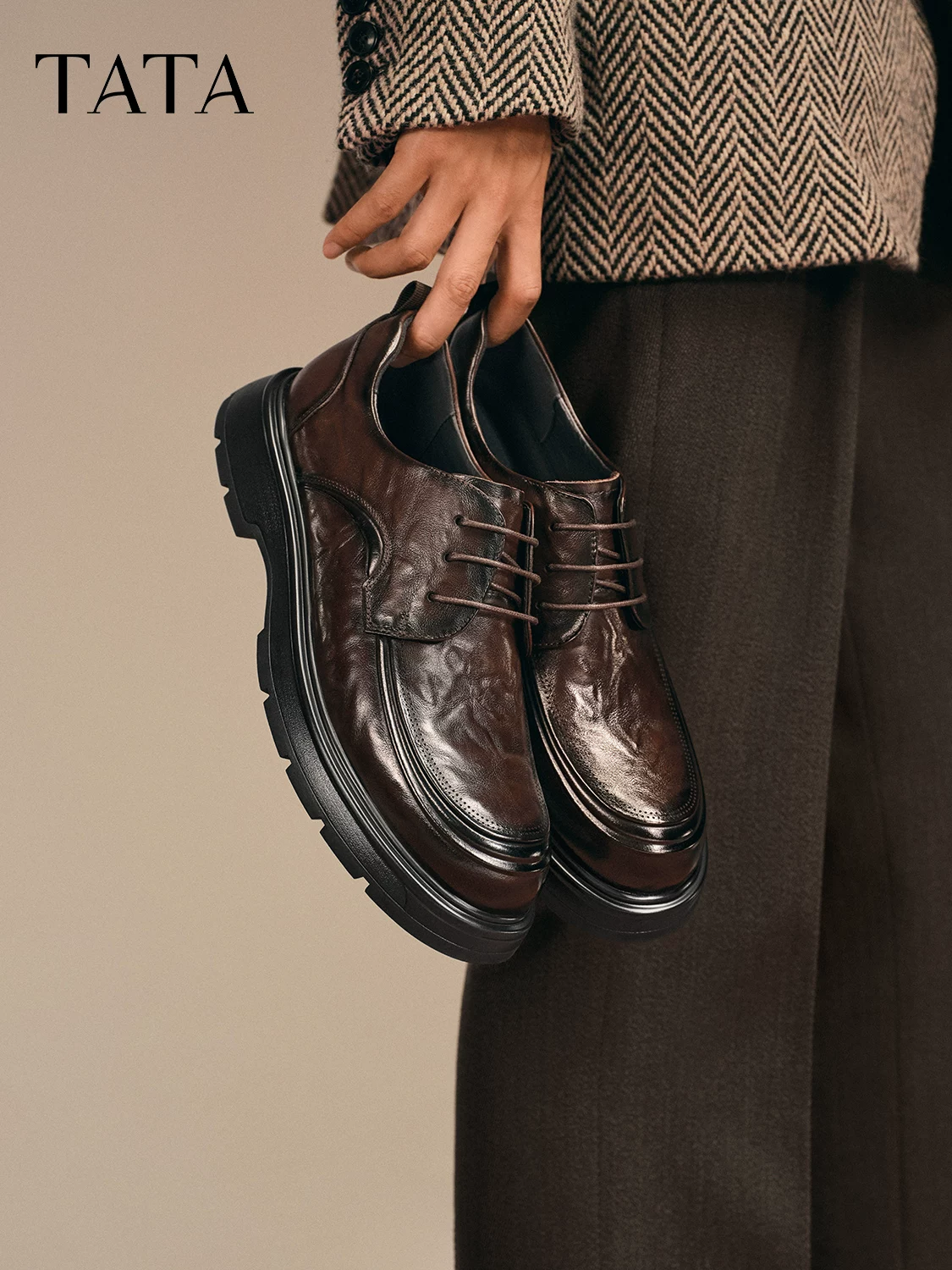 Giày nam TATA 2025 mùa đông mới màu trơn thoải mái đa năng giày da màu đen OFM01DM5