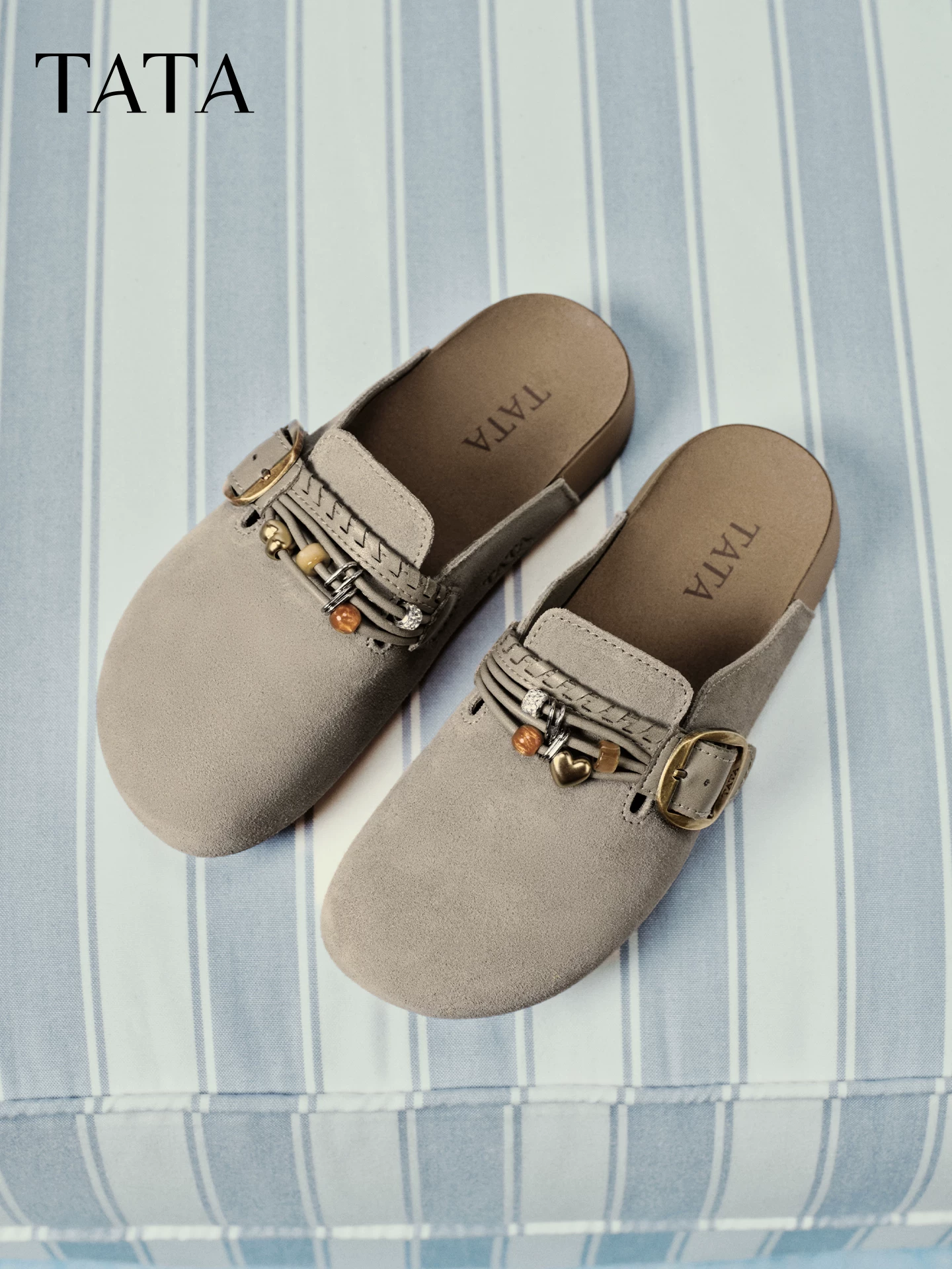 Giày Nữ TATA 2026 Mùa Xuân Mới Giày Phong Cách Birkenstock Giày Lông Xù Hở Lưng Thời Trang Giày Đa Năng CUG07AH6