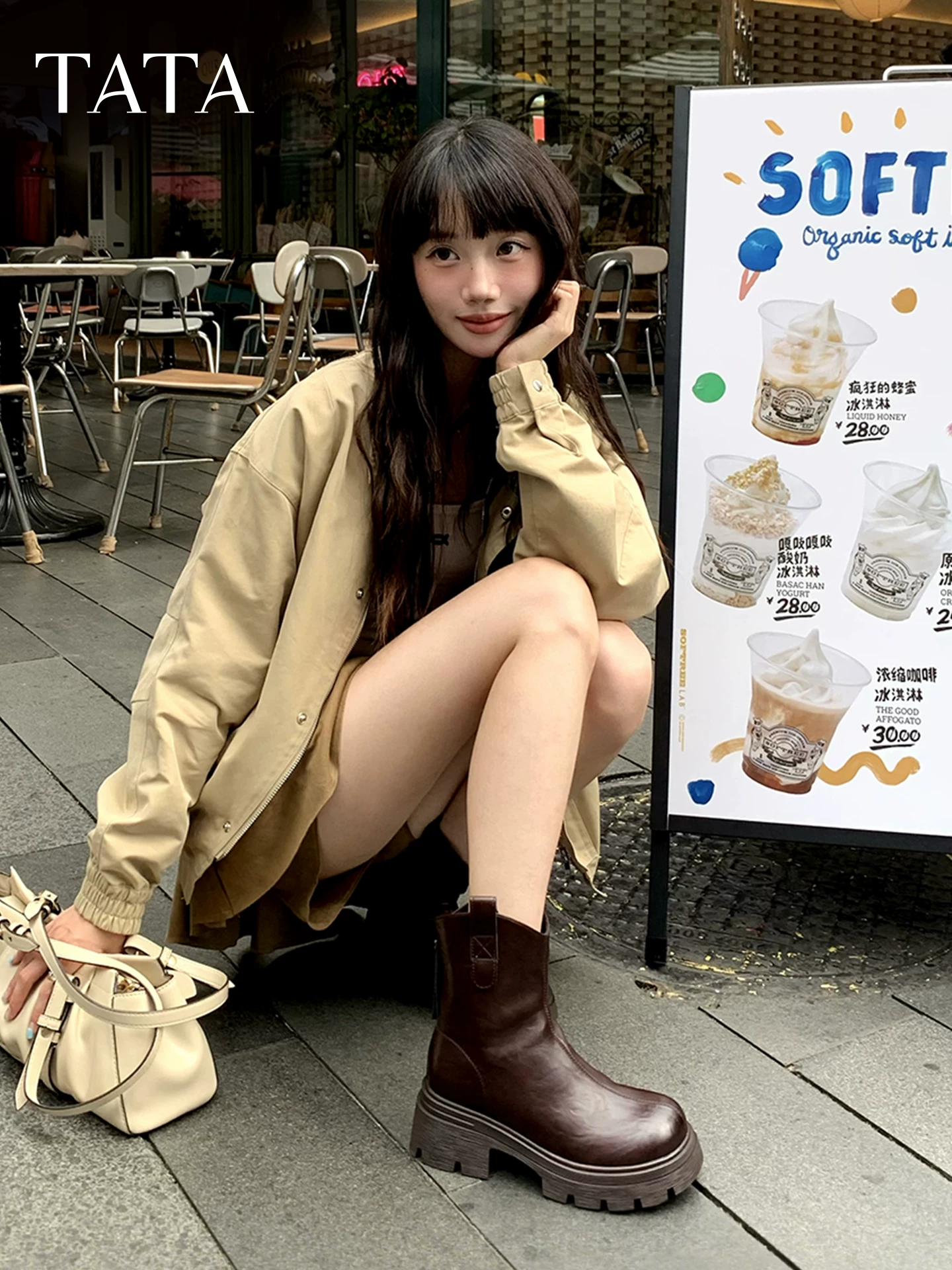 Giày bốt nữ TATA 2025 Giày bốt co giãn mùa đông có lông cừu Giày bốt thời trang Giày bốt ngắn tăng chiều cao giảm béo CE401DZ5