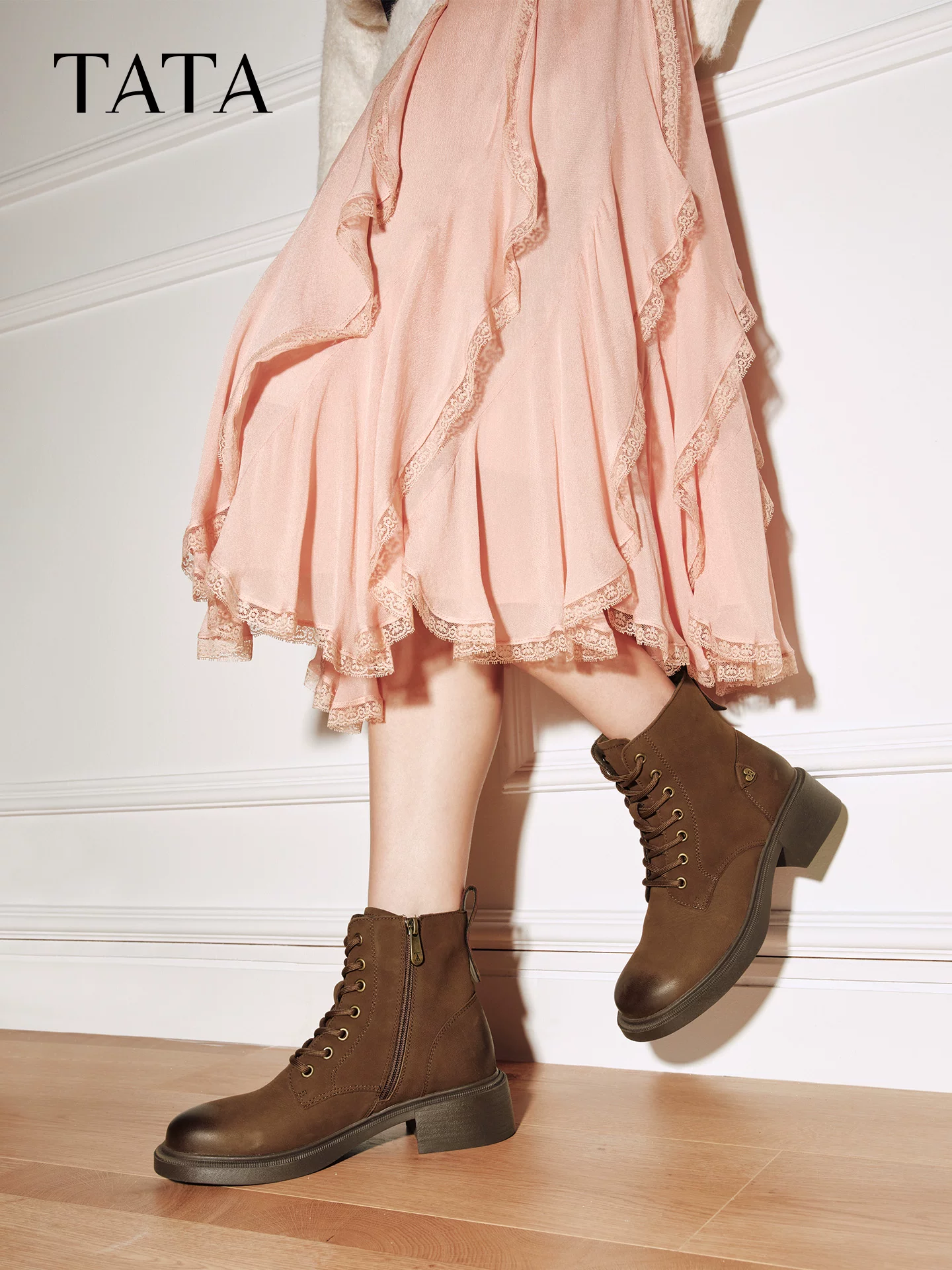Giày bốt TATA 2025 Giày bốt da cừu đế dày Giày bốt Martin đế dày dành cho nữ Giày bốt ngắn tăng chiều cao đi làm đế dày WZQ03DD5