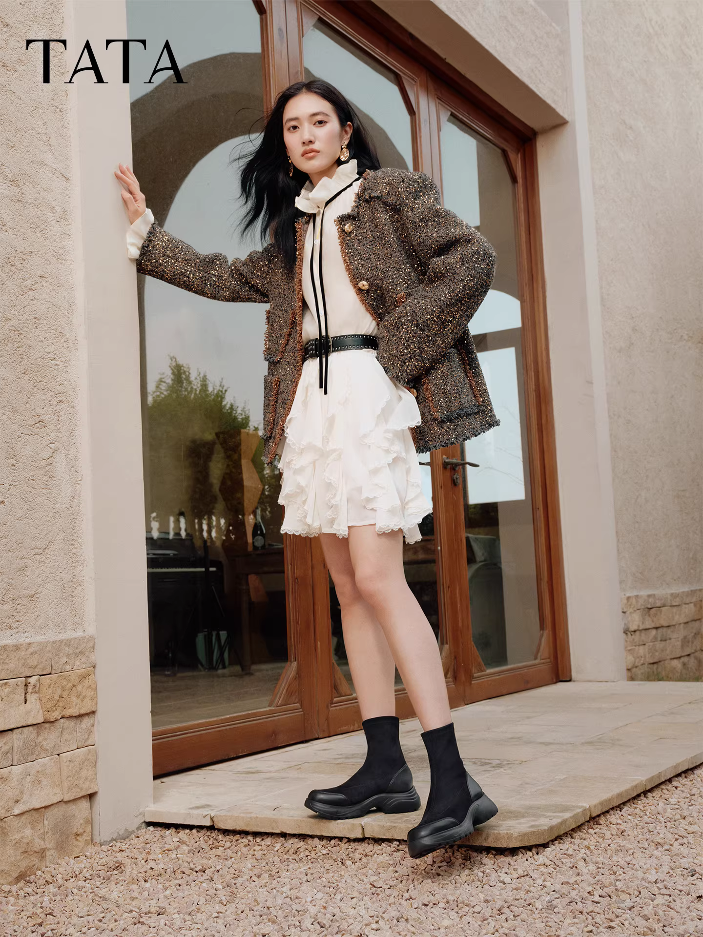 Giày bốt nữ TATA 2025 Giày bốt tất đen Giày bốt cổ ngắn đế dày Giày bốt thon gọn Giày bốt tăng chiều cao Giày bốt co giãn 7PJ60DZ5