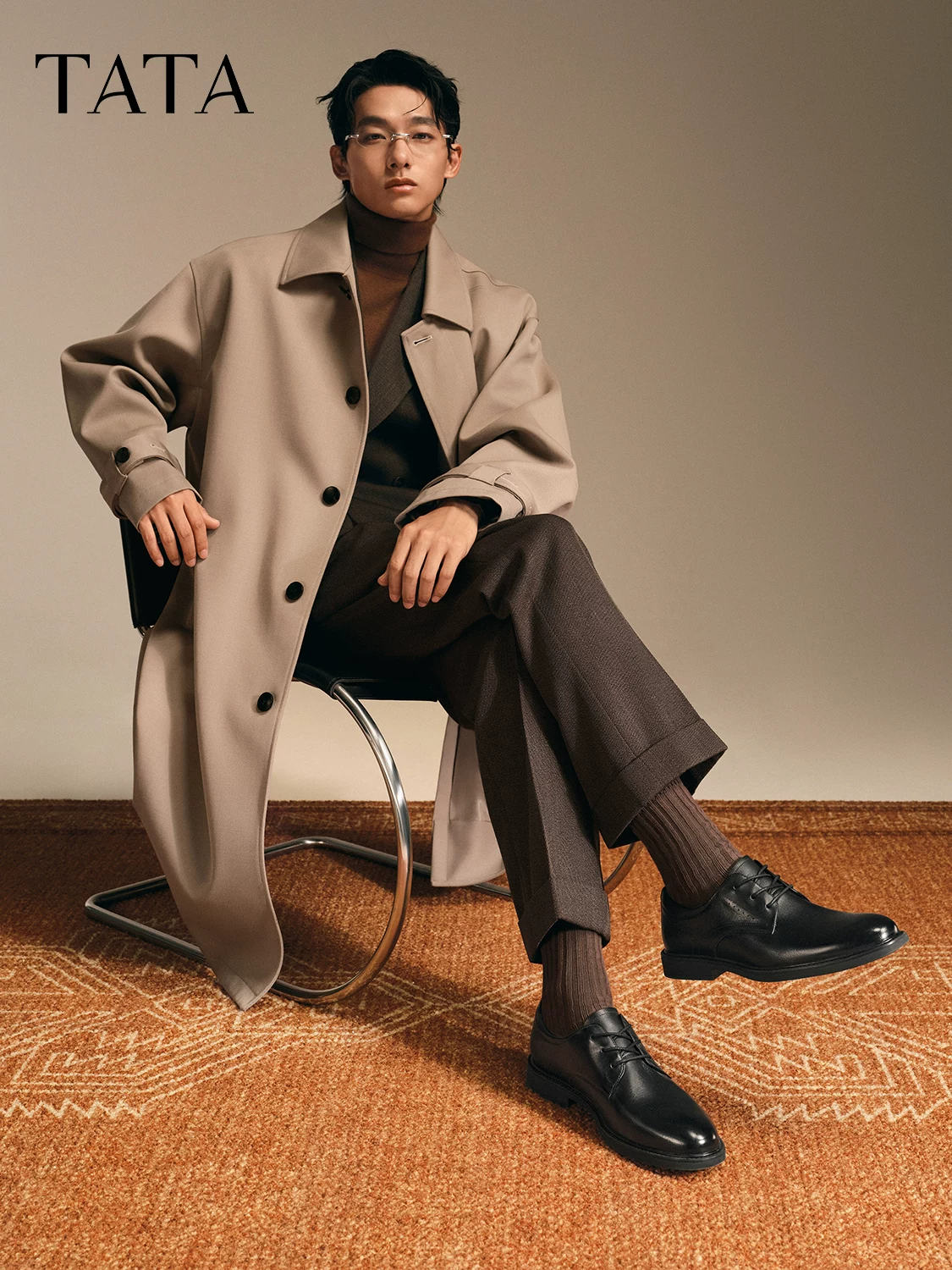Giày nam TATA mùa đông 2025 kiểu dáng tương tự giày da đế dày thời trang mới màu đen 210A6CM5