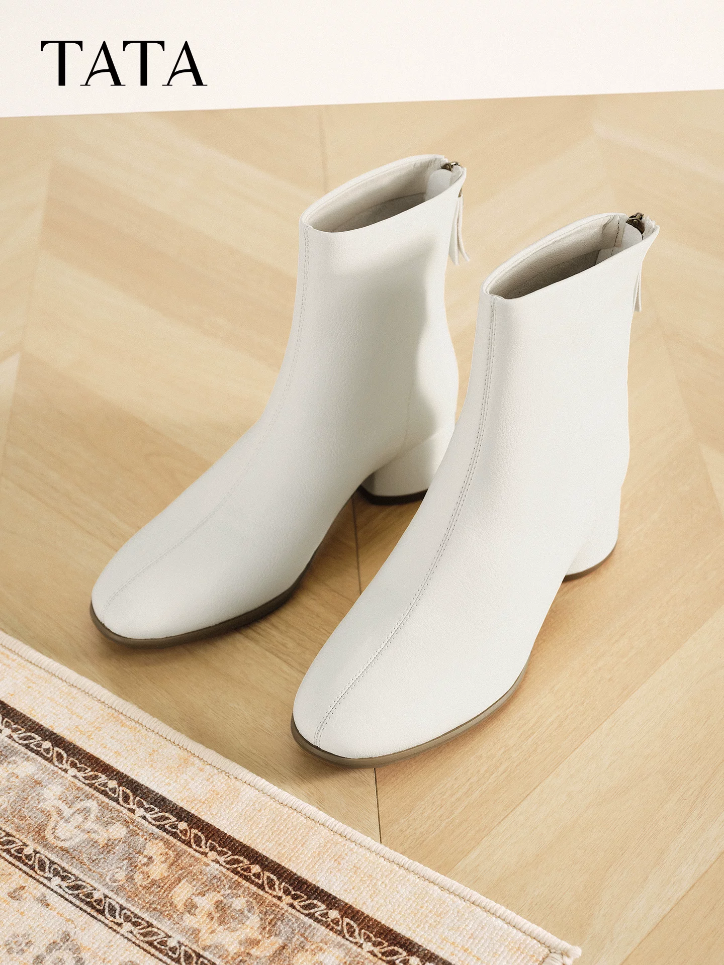 Giày Bốt Nữ TATA Mùa Đông Giày Bốt Thời Trang Đa Năng Giày Nữ Giày Bốt Ngắn Đa Năng Giảm Béo Chelsea Boots Nữ UVG01DD5
