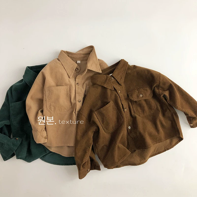 Cảm giác mềm mại như nhung thật tuyệt vời~ Cổ áo nhọn kiểu retro~ Áo sơ mi vải nhung kẻ sọc phong cách Hàn Quốc dành cho trẻ em, sành điệu và hợp thời trang cho cả bé trai và bé gái, áo khoác ngoài đa năng.
