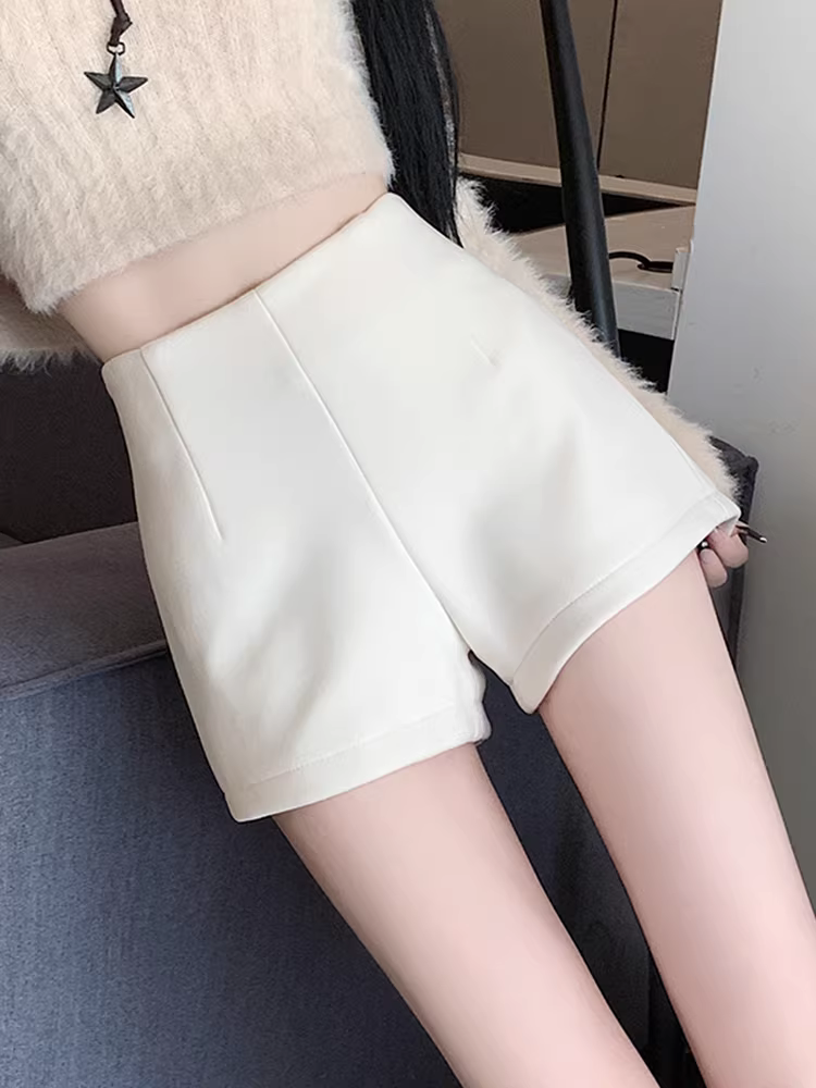 Quần short len trắng nữ 2025 thu đông mới, cạp cao, mặc lót, phối với ủng, chất liệu len dày